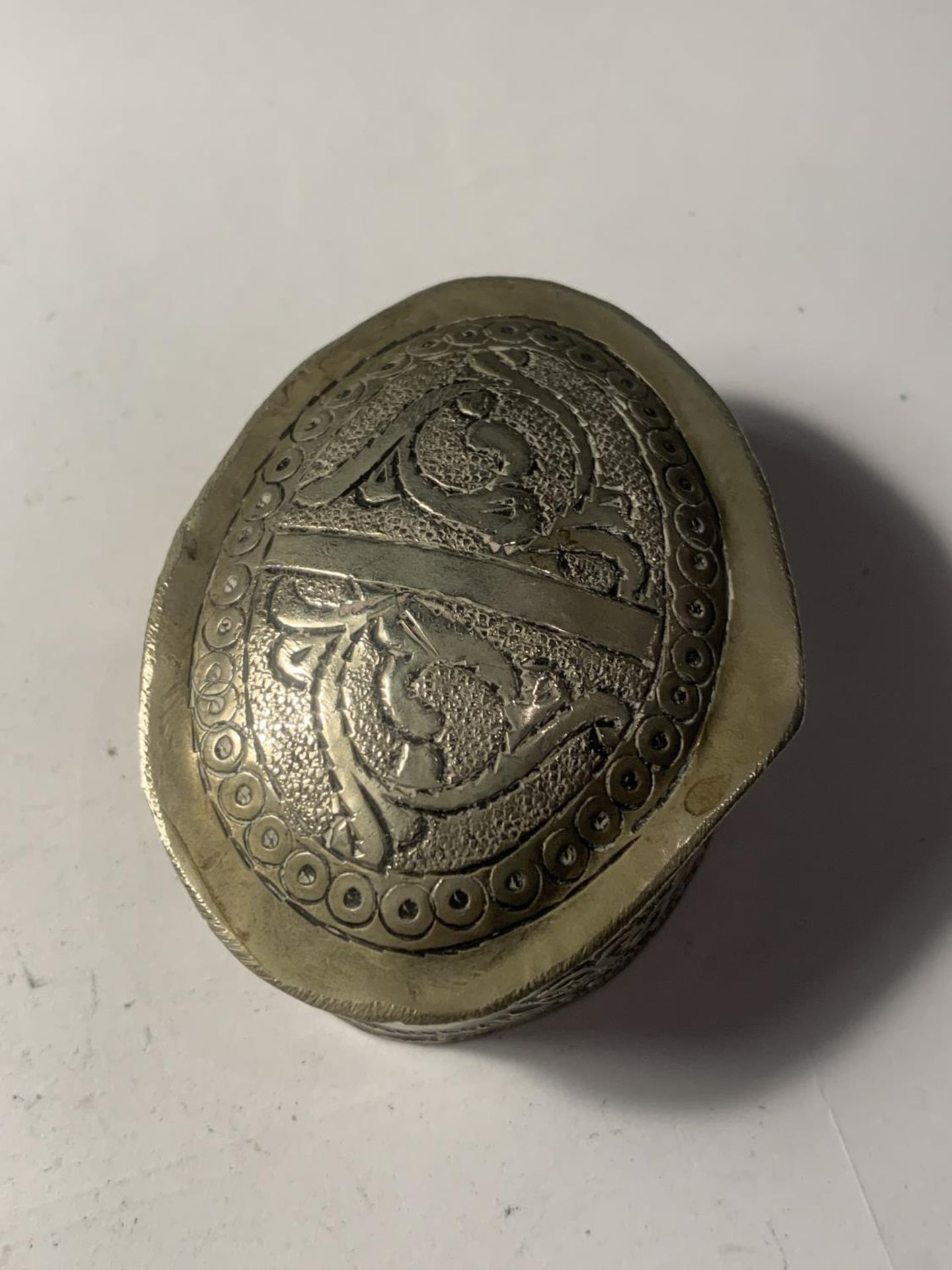 A LOW GRADE ASIAN SILVER TRINKET BOX - Image 2 of 4