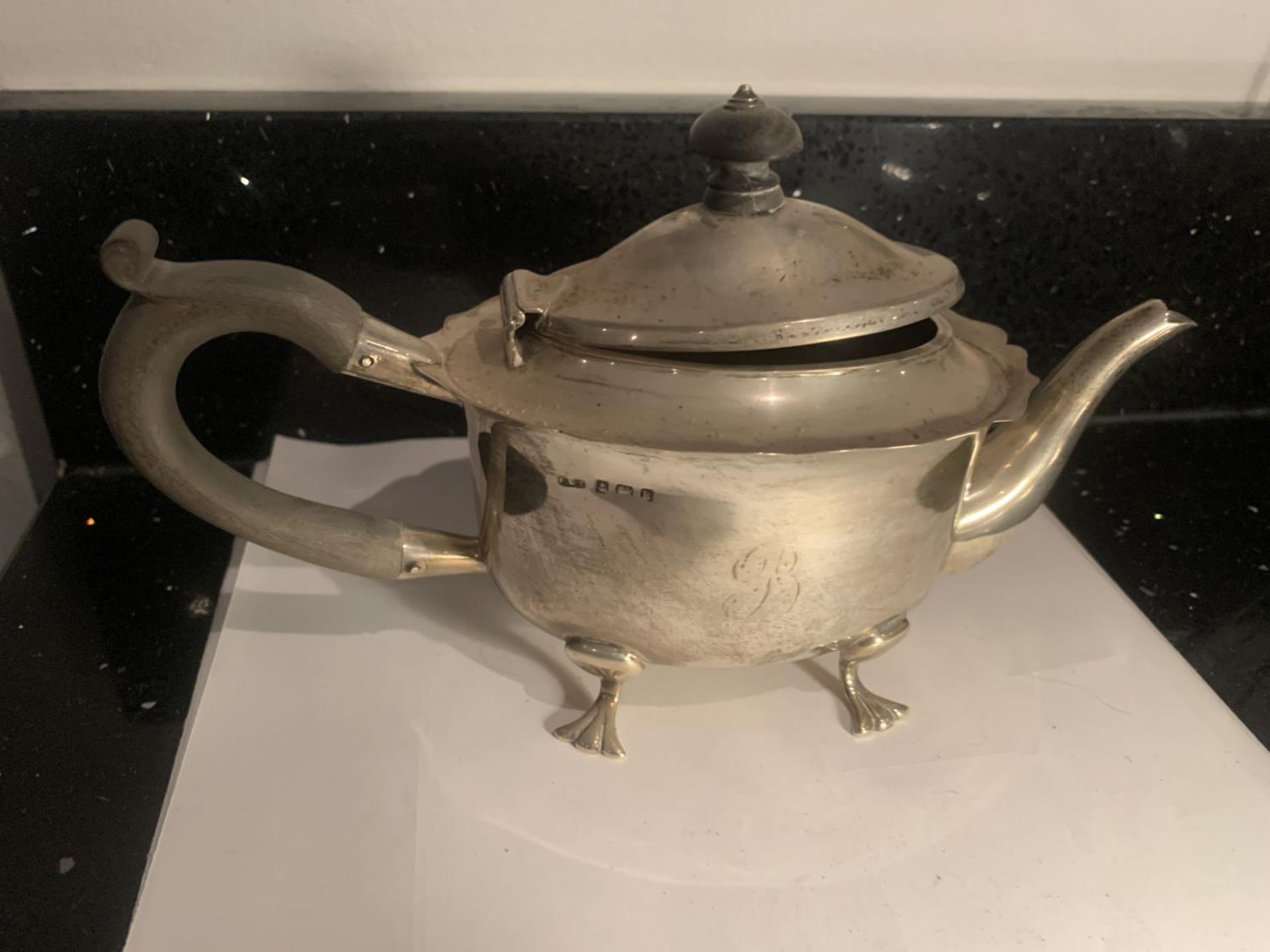 TWO HALLMARKED BIRMINGHAM SILVER ITEMS TO INCLUDE A TEAPOT AND A JUG ON FEET WEIGHT 345 GRAMS - Image 2 of 5