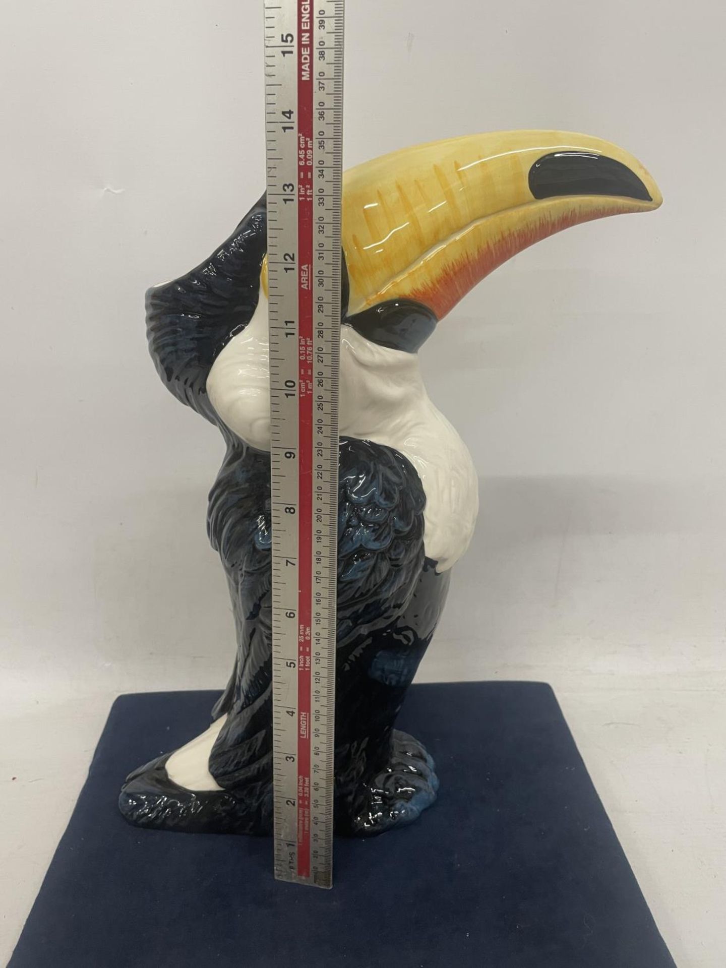 A DRAGONFLY JACK GRAHAM DESIGN TOUCAN FIGURE - Image 4 of 4