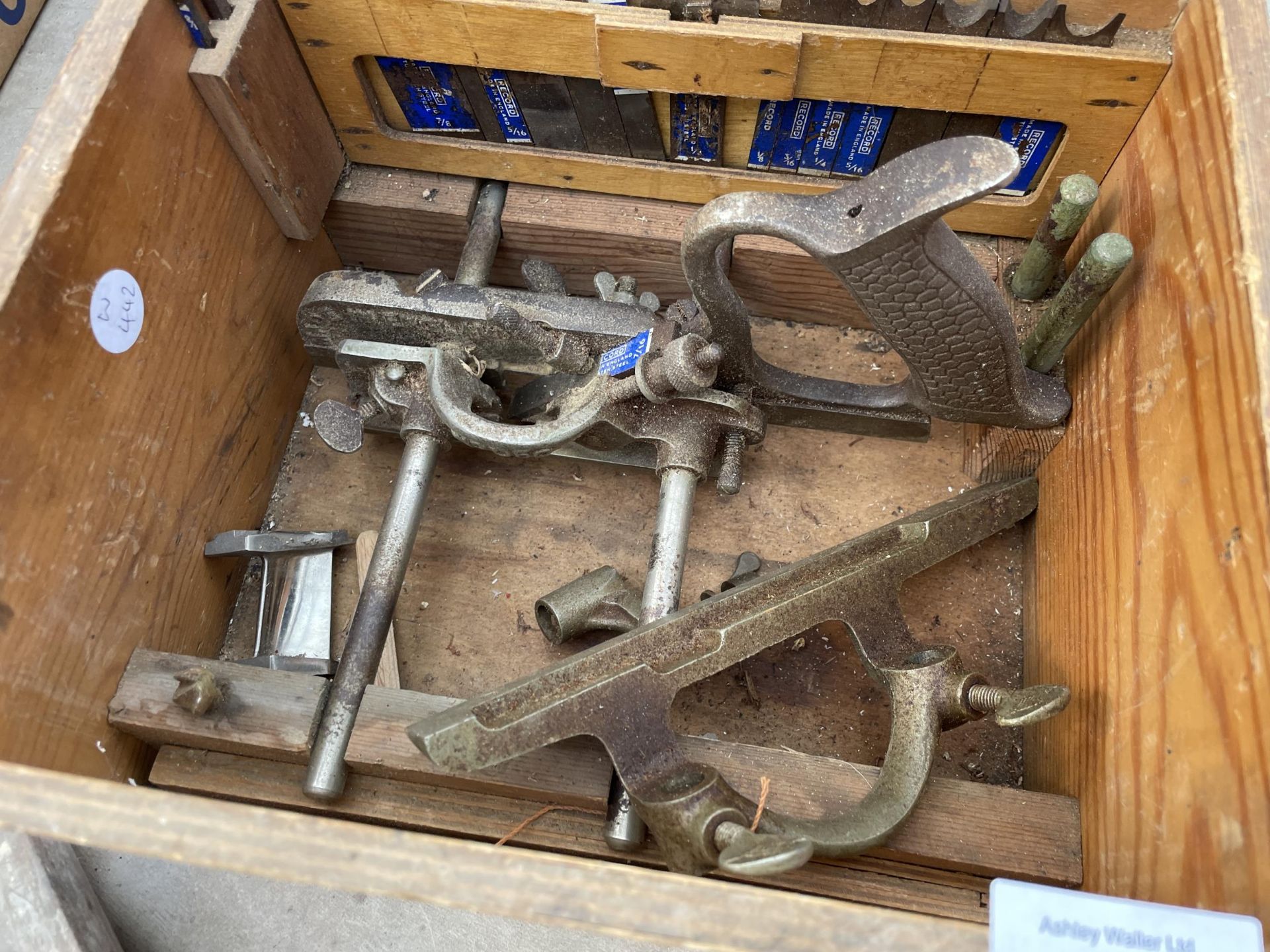 AN ASSORTMENT OF HAND TOOLS TO INCLUDE A WOOD PLANE, CHISELS AND A BRACE DRILL ETC - Bild 4 aus 4