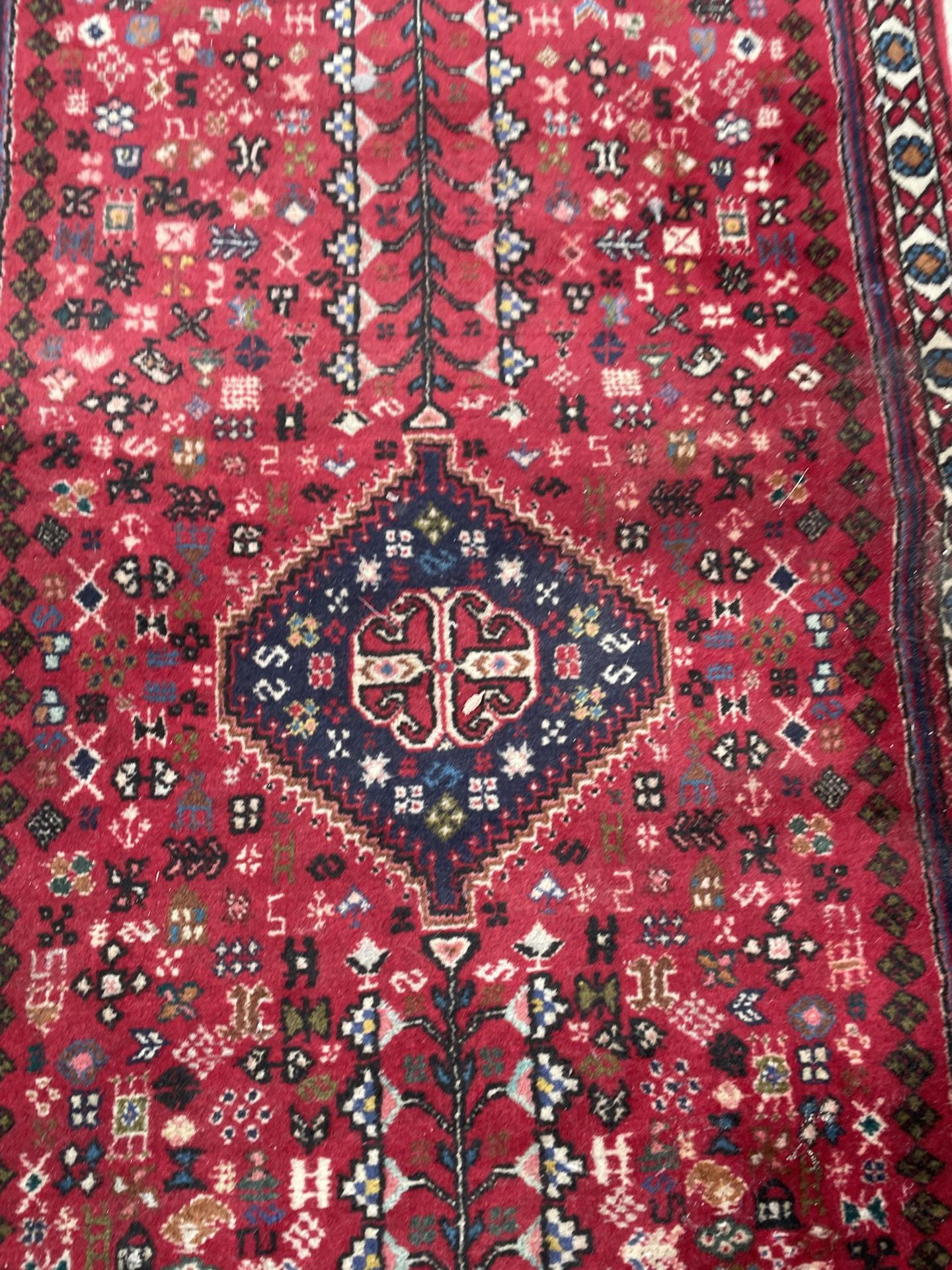 A SMALL RED PATTERNED FRINGED RUG - Image 2 of 3