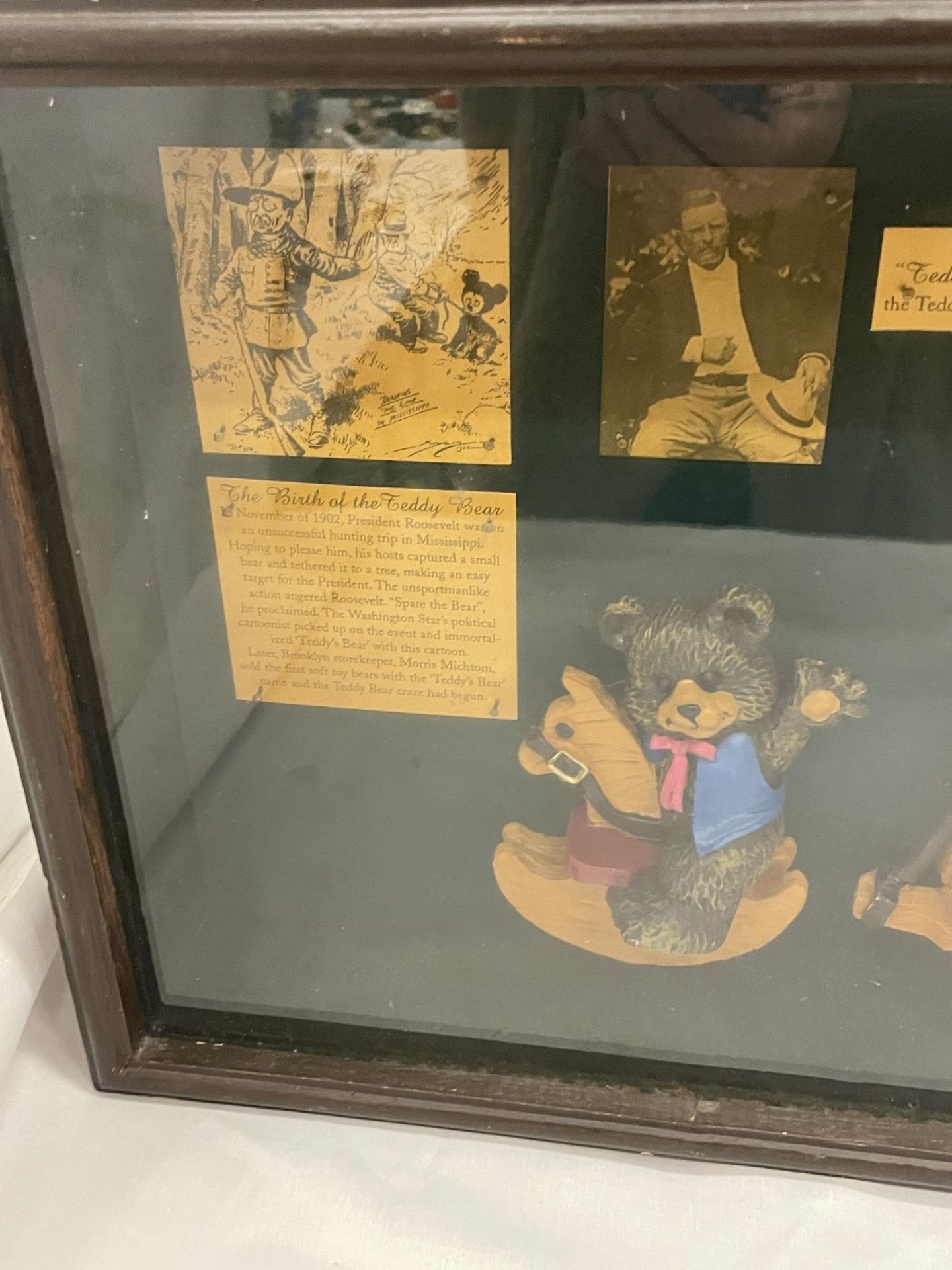 A GLASS FRONTED WOODEN CASED DISPLAY BOX WITH TEDDIES AND THEIR STORIES - A HISTORY OF THE STEIFF - Image 2 of 4