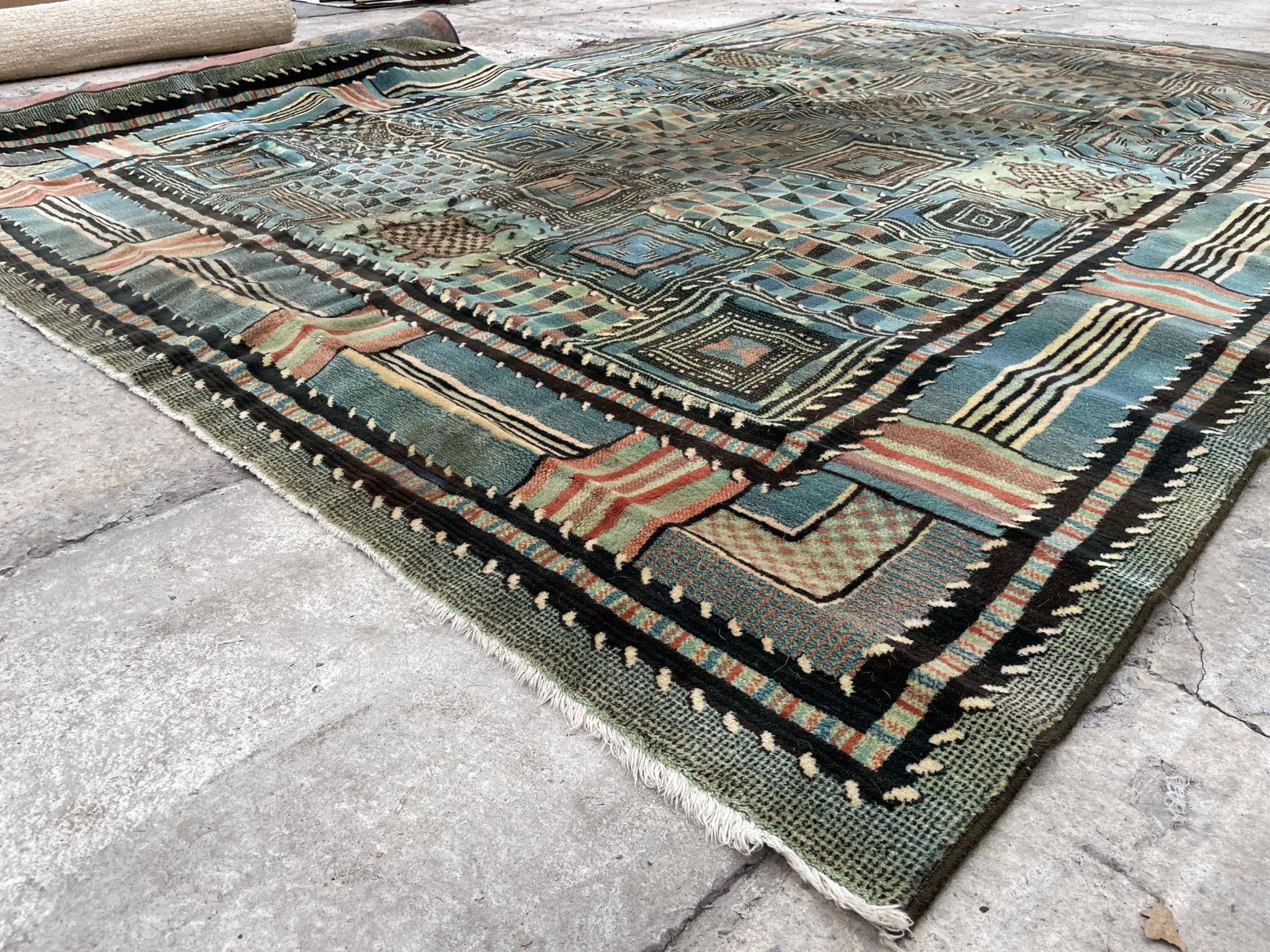 A LARGE GREEN PATTERNED FRINGED RUG - Image 4 of 4