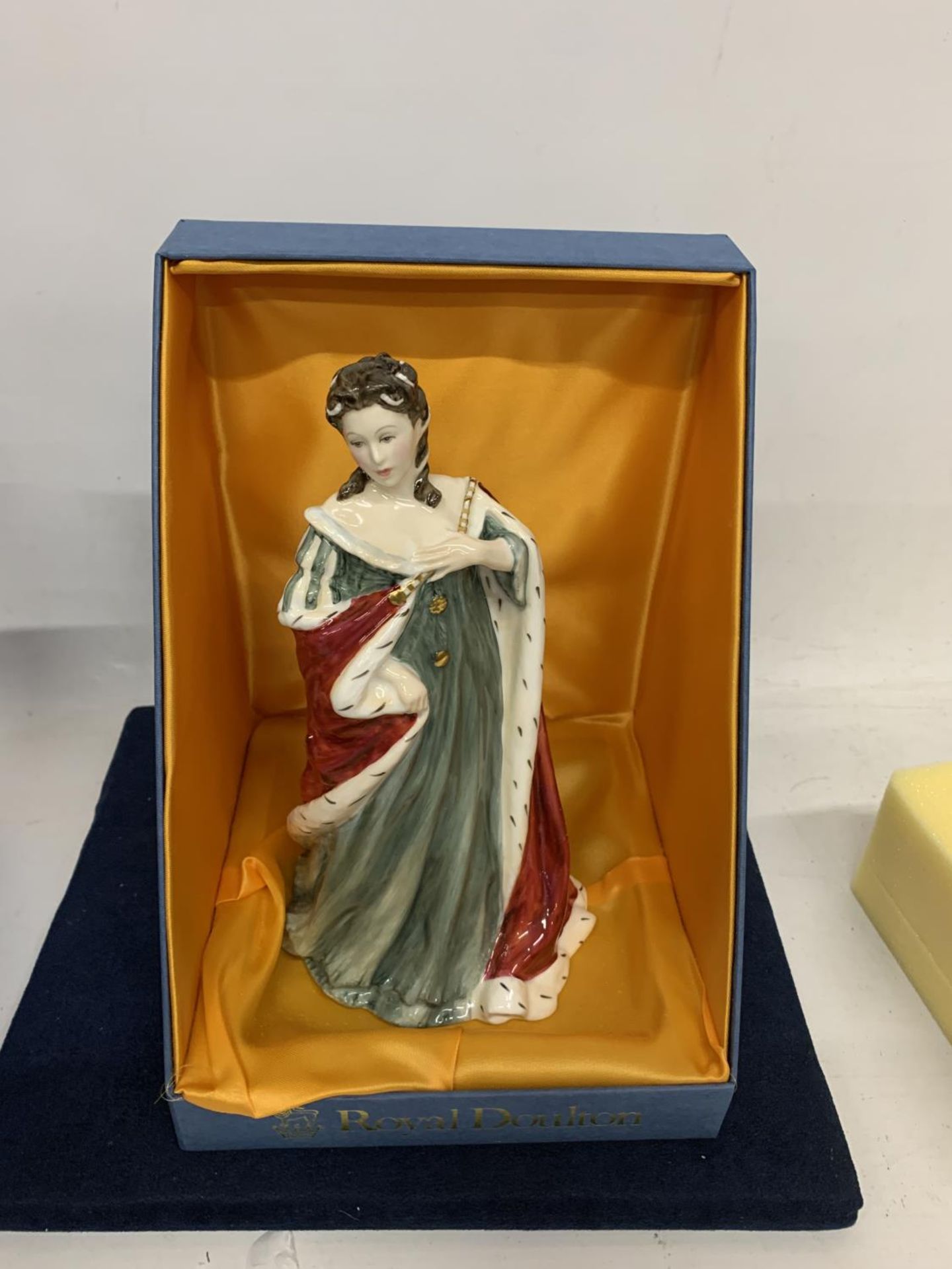 A LIMITED EDITION NO 712/5000 BOXED ROYAL DOULTON FIGURE QUEENS OF THE REALMS QUEEN VICTORIA HN 3125