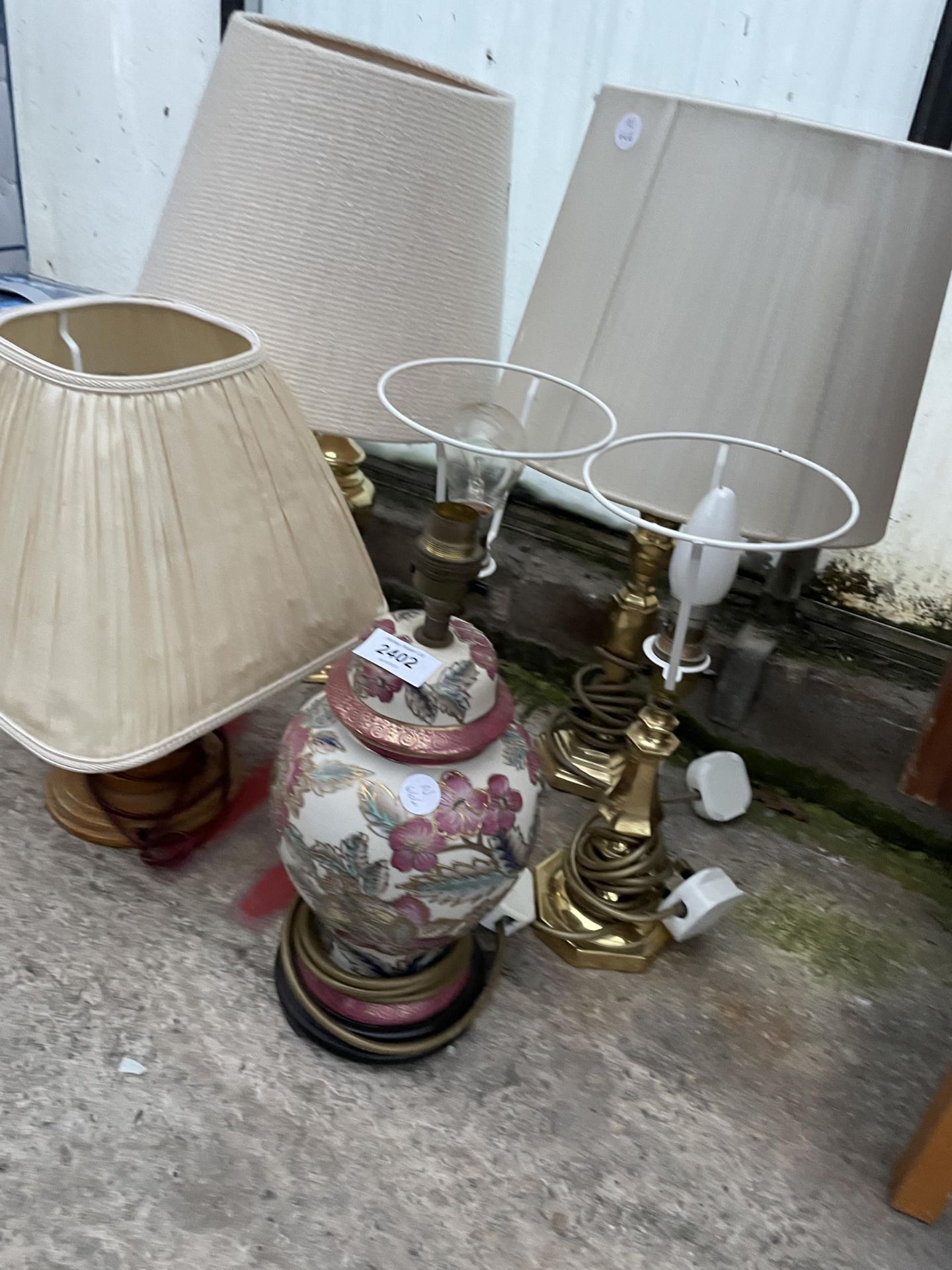 AN ASSORTMENT OF TABLE LAMPS TO INCLUDE TWO PAIRS OF BRASS EXAMPLES - Image 2 of 2