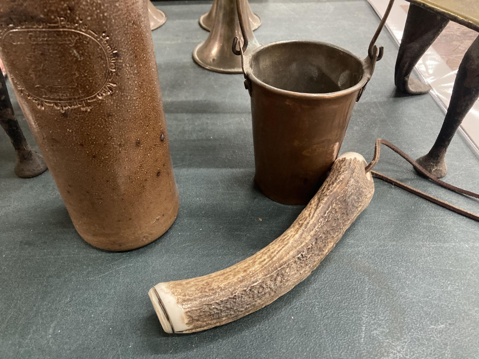 A MIXED LOT TO INCLUDE SET OF FOUR COPPER HUNTING HORNS, STAND ETC - Image 3 of 4
