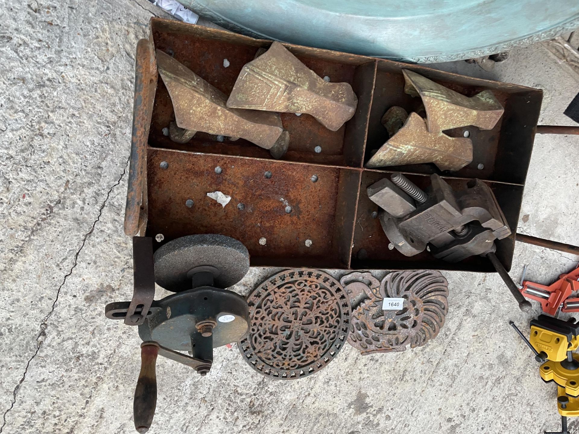 AN ASSORTMENT OF VINTAGE METAL ITEMS TO INCLUDE A BENCH VICE, BATH FEET AND A GRIND STONE ETC - Image 2 of 3