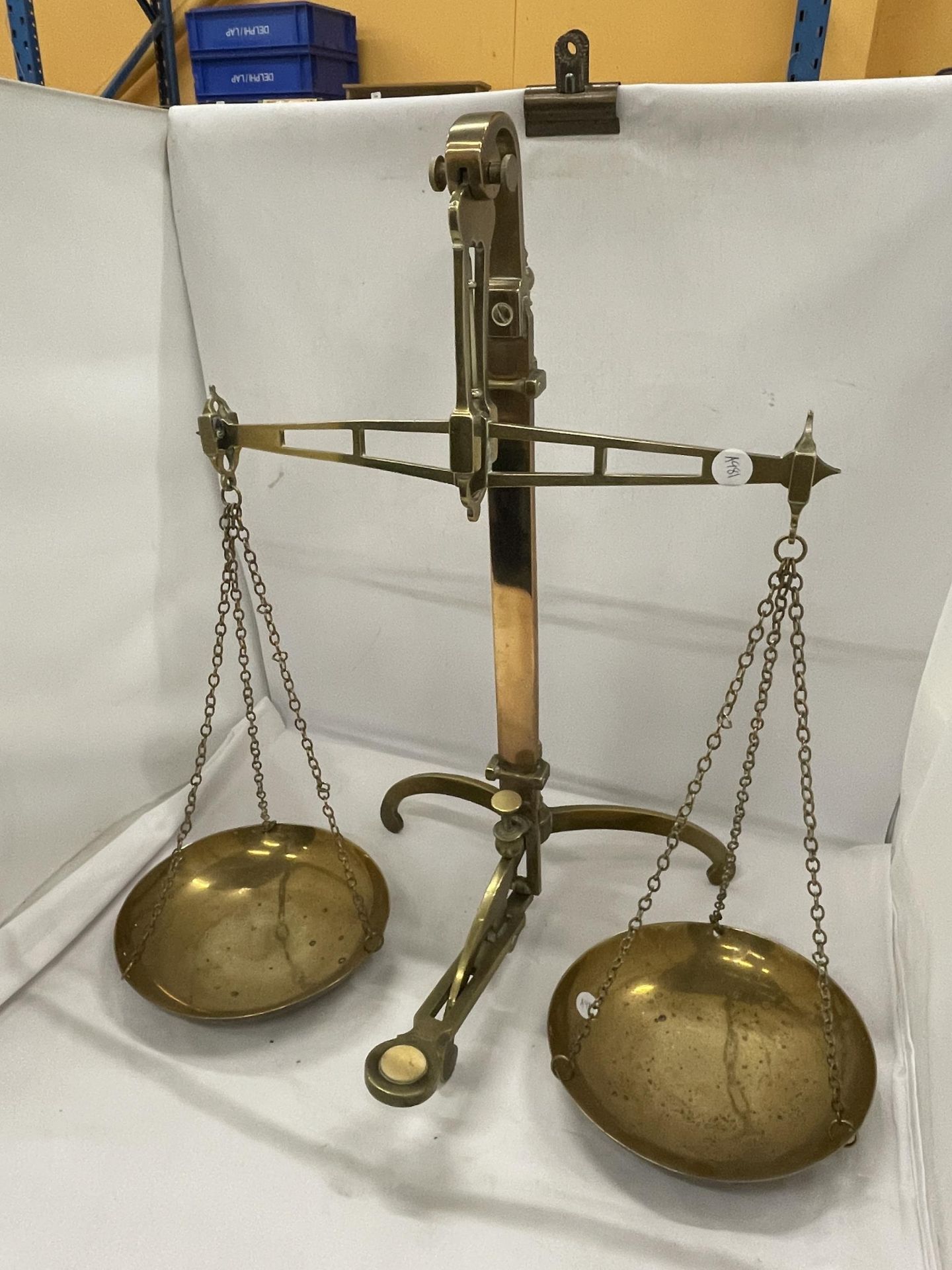 A PAIR OF VINTAGE BRASS BALANCE SCALES - Bild 2 aus 4