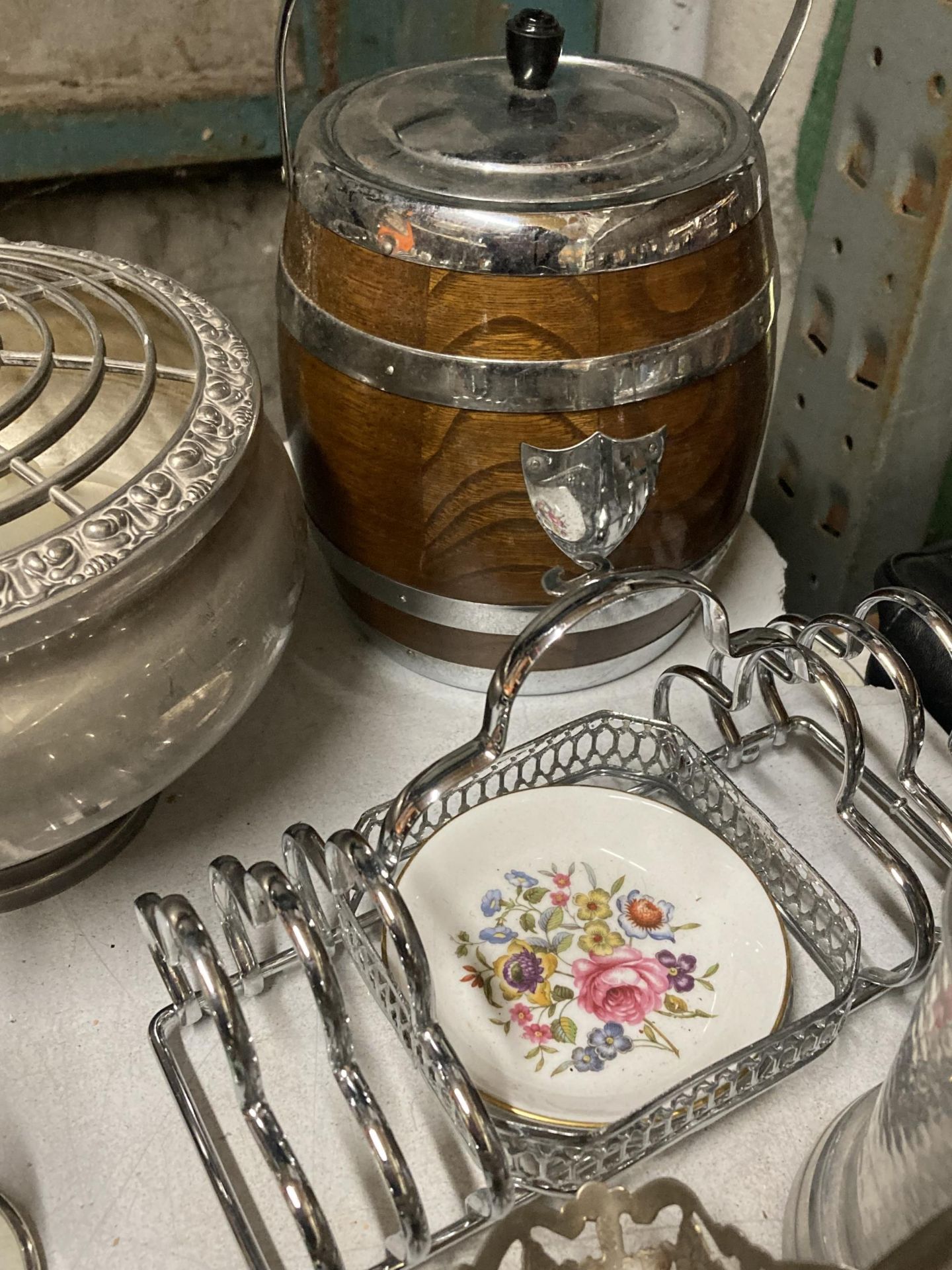 A LARGE LOT OF SILVER PLATE AND FLATWARE TO INCLUDE A CANDLEABRA, TRAYS, CANDLESTICKS, KNIVES, - Image 10 of 10