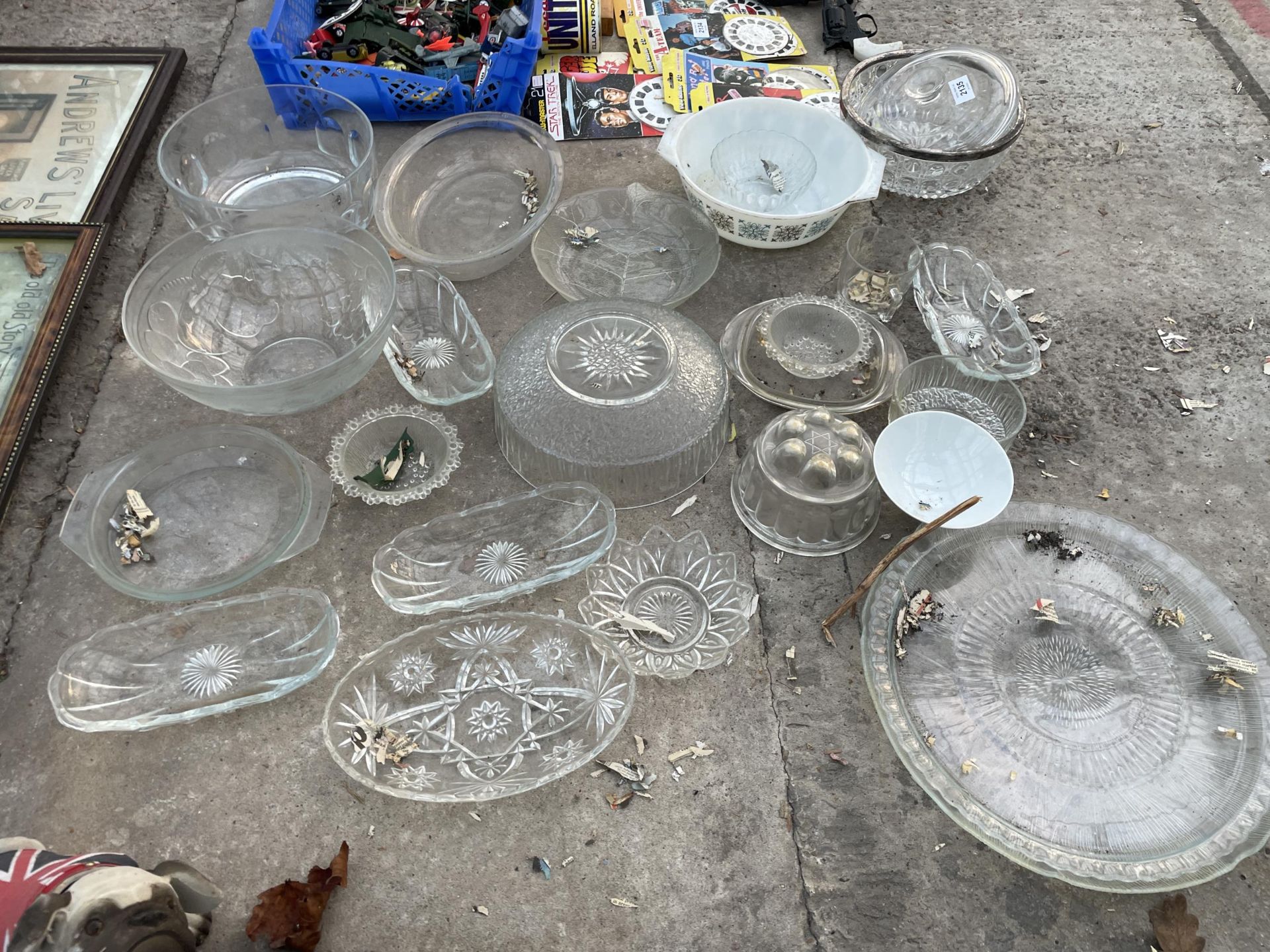 AN ASSORTMENT OF GLASS WARE TO INCLUDE BOWLS AND JELLY MOULDS ETC - Image 2 of 2