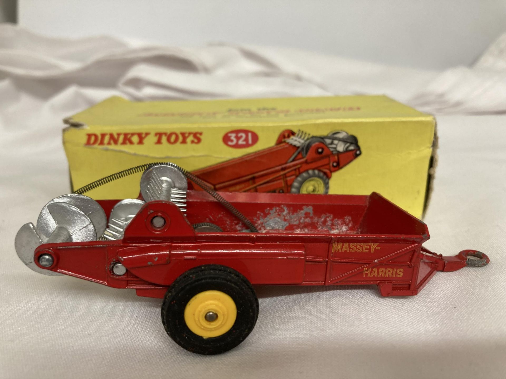 TWO BOXED DINKY MODELS NO. 300 - A MASSEY HARRIS TRACTOR AND NO. 321 - A MASSEY HARRIS MANURE - Bild 3 aus 3