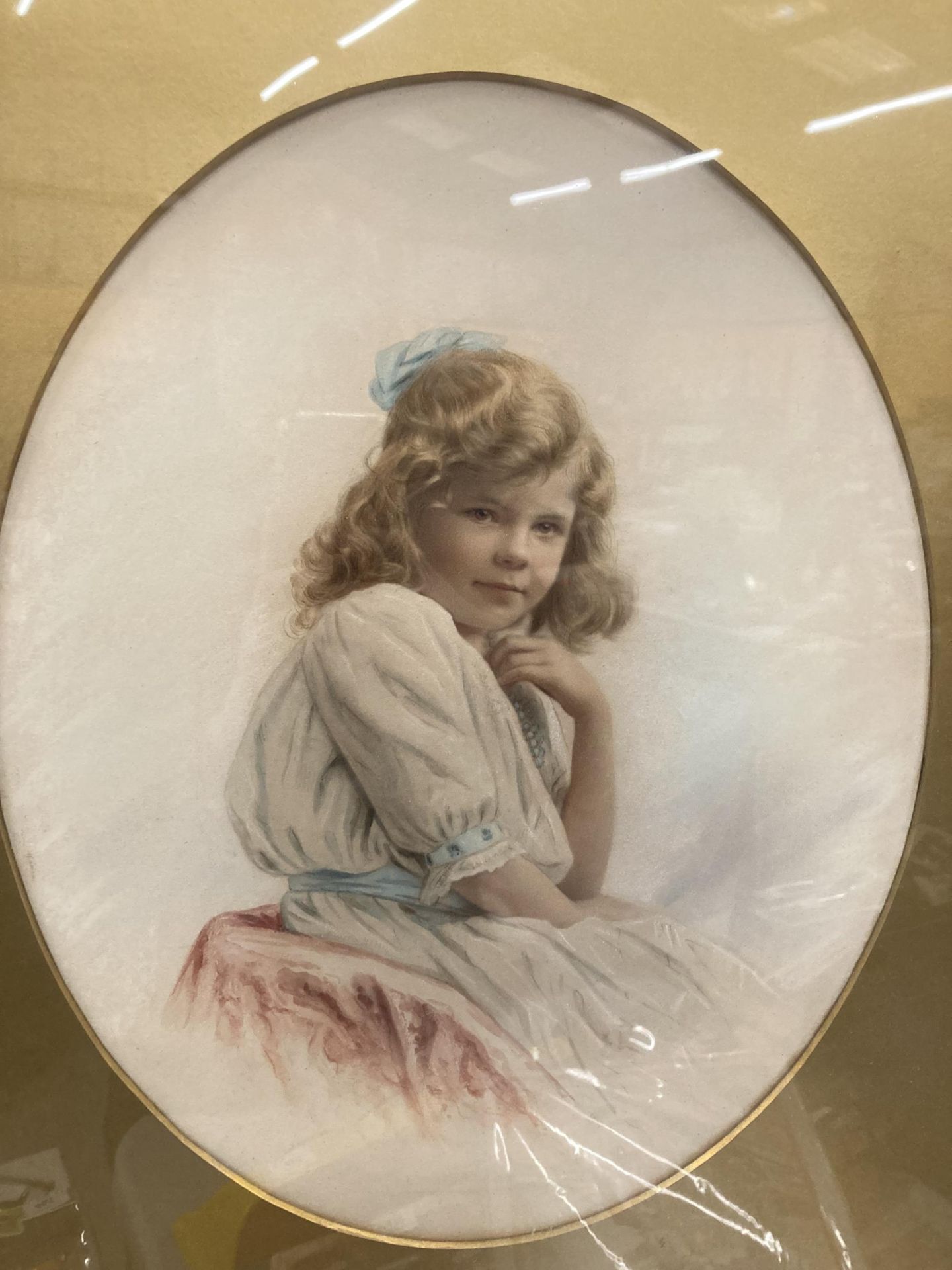 A GILT FRAMED PRINT OF A YOUNG GIRL - Image 2 of 3