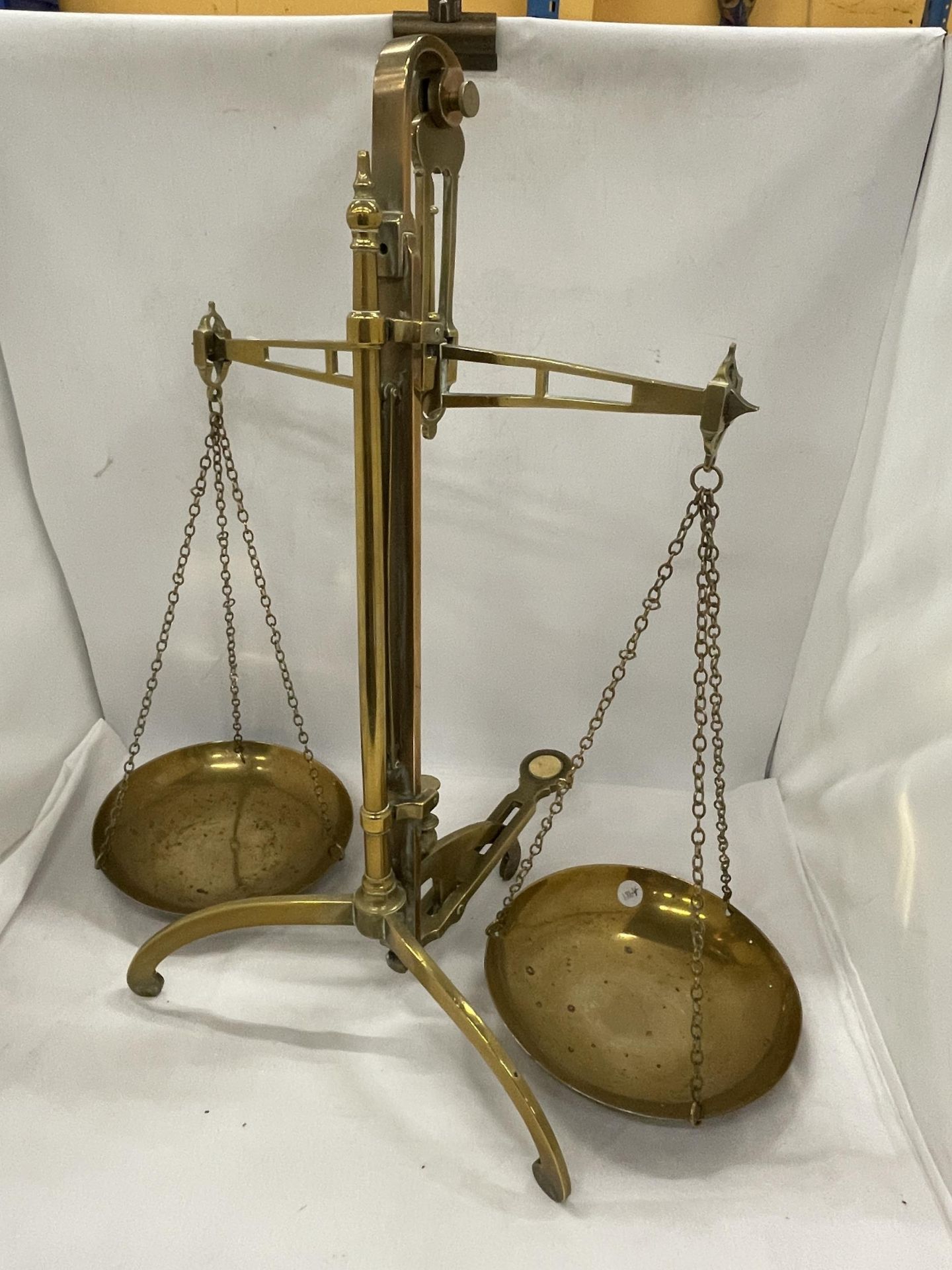 A PAIR OF VINTAGE BRASS BALANCE SCALES - Bild 4 aus 4