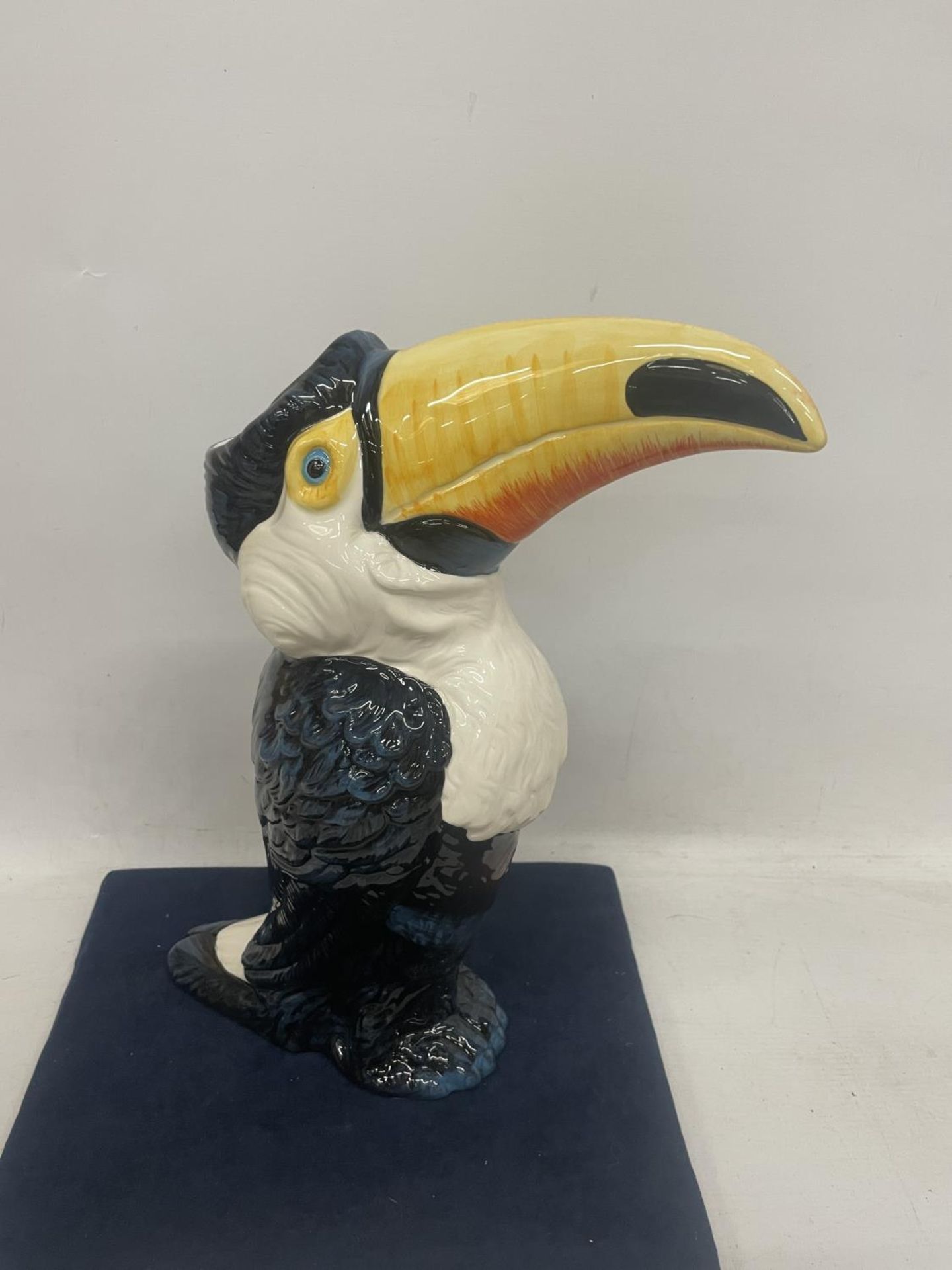 A DRAGONFLY JACK GRAHAM DESIGN TOUCAN FIGURE - Image 2 of 4