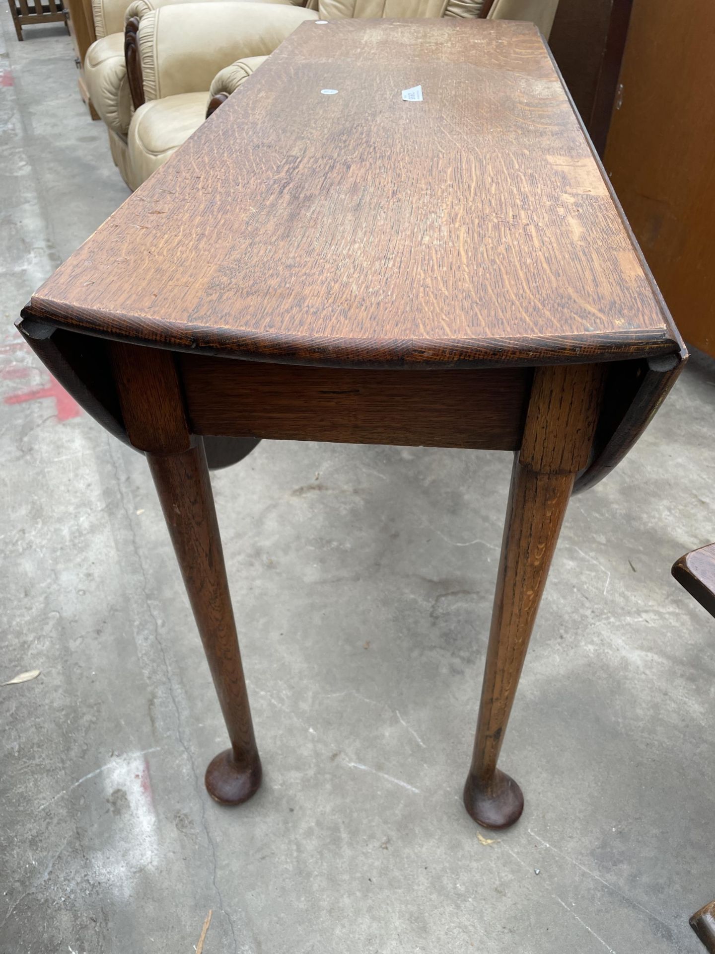 AN EARLY 20TH CENTURY OVAL OAK DINING TABLE, 44.5 X 42" OPENED, ON TAPERING LEGS WITH PAD FEET