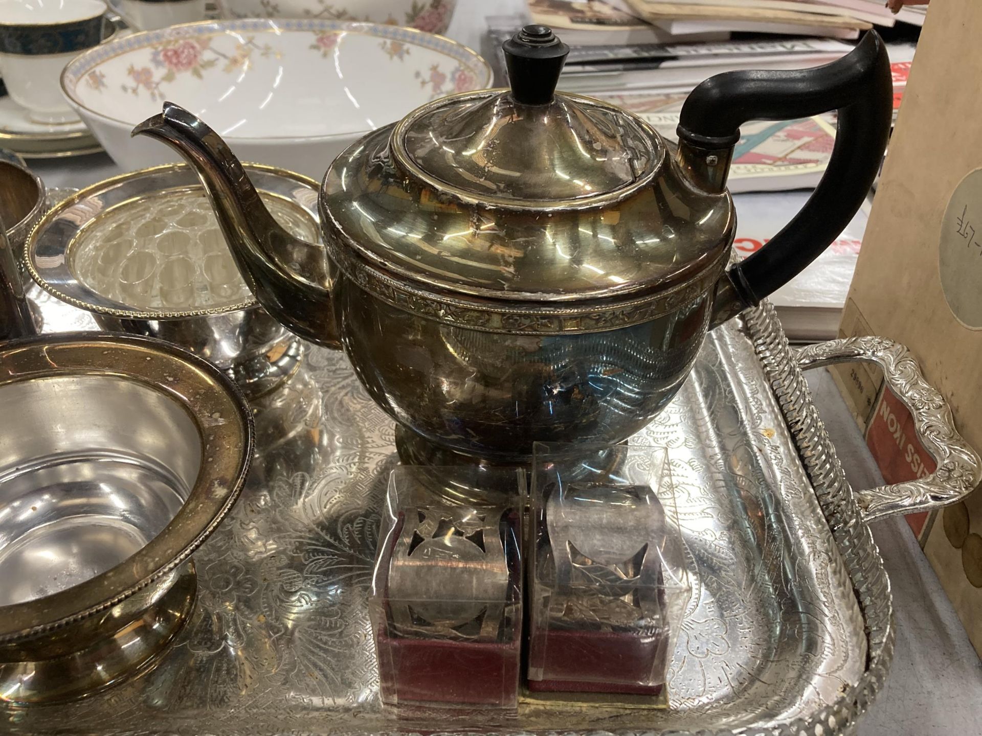 A MIXED LOT OF SILVER PLATED ITEMS, TEAPOT, TWIN HANDLED TRAY ETC - Image 4 of 5