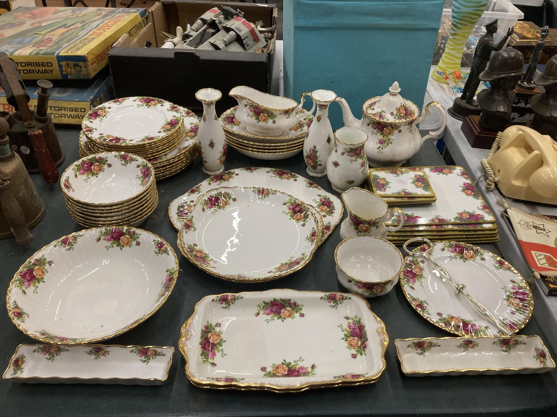 A LARGE FIFTY PLUS PIECE ROYAL ALBERT OLD COUNTRY ROSES DINNER / TEA SERVICE