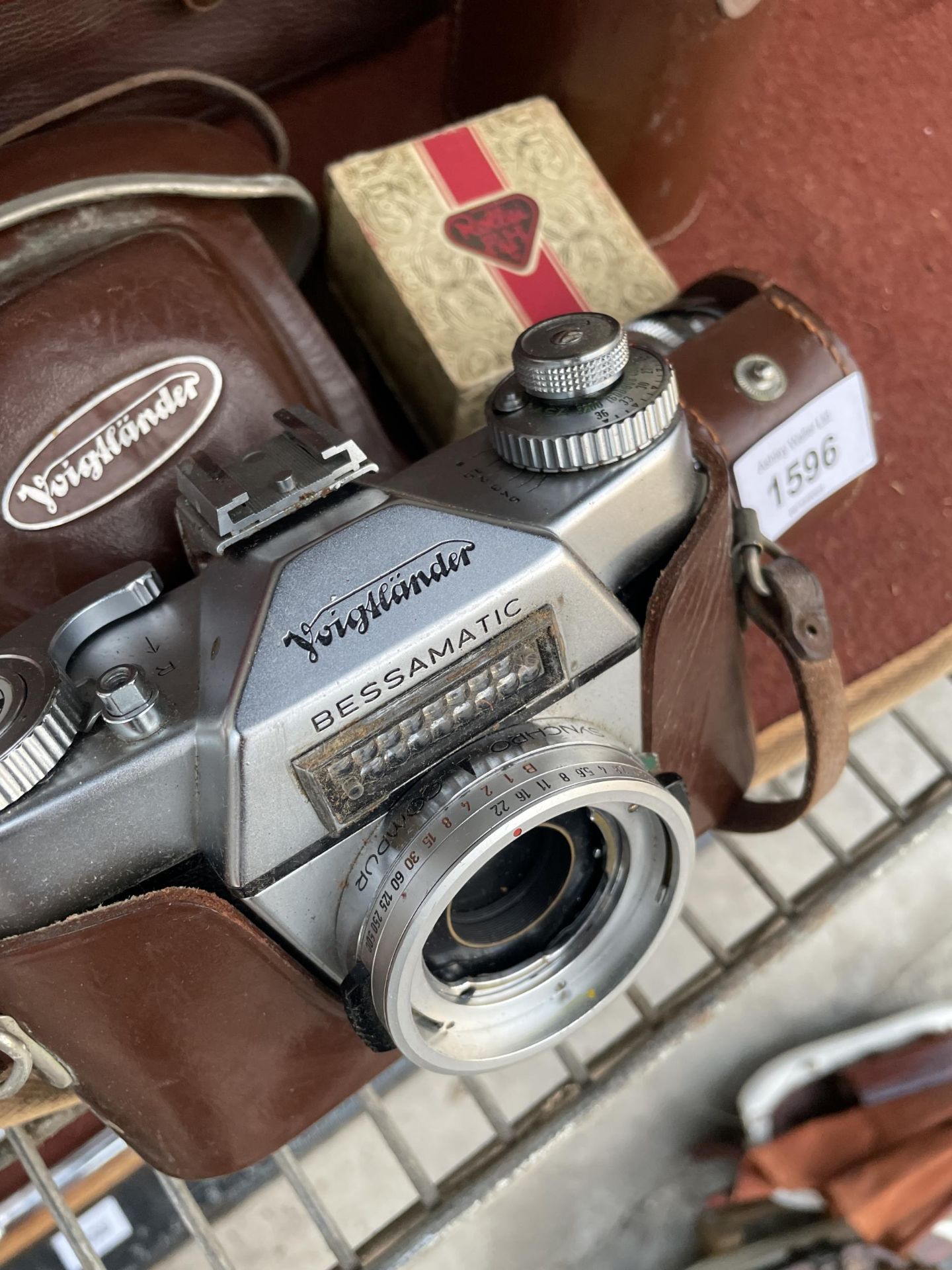 AN ASSORTMENT OF VINTAGE CAMERA EQUIPMENT TO INCLUDE A VOIGTLANDER BESSAMATIC CAMERA AND VOIGTLANDER - Image 2 of 4