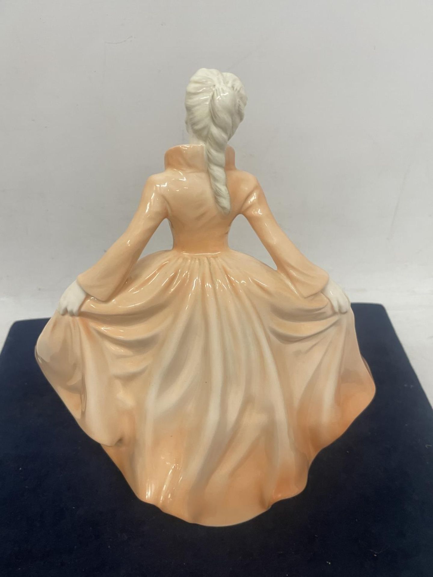 A COALPORT LADIES OF FASHION GRAND ENTRANCE FIGURINE - Image 2 of 4