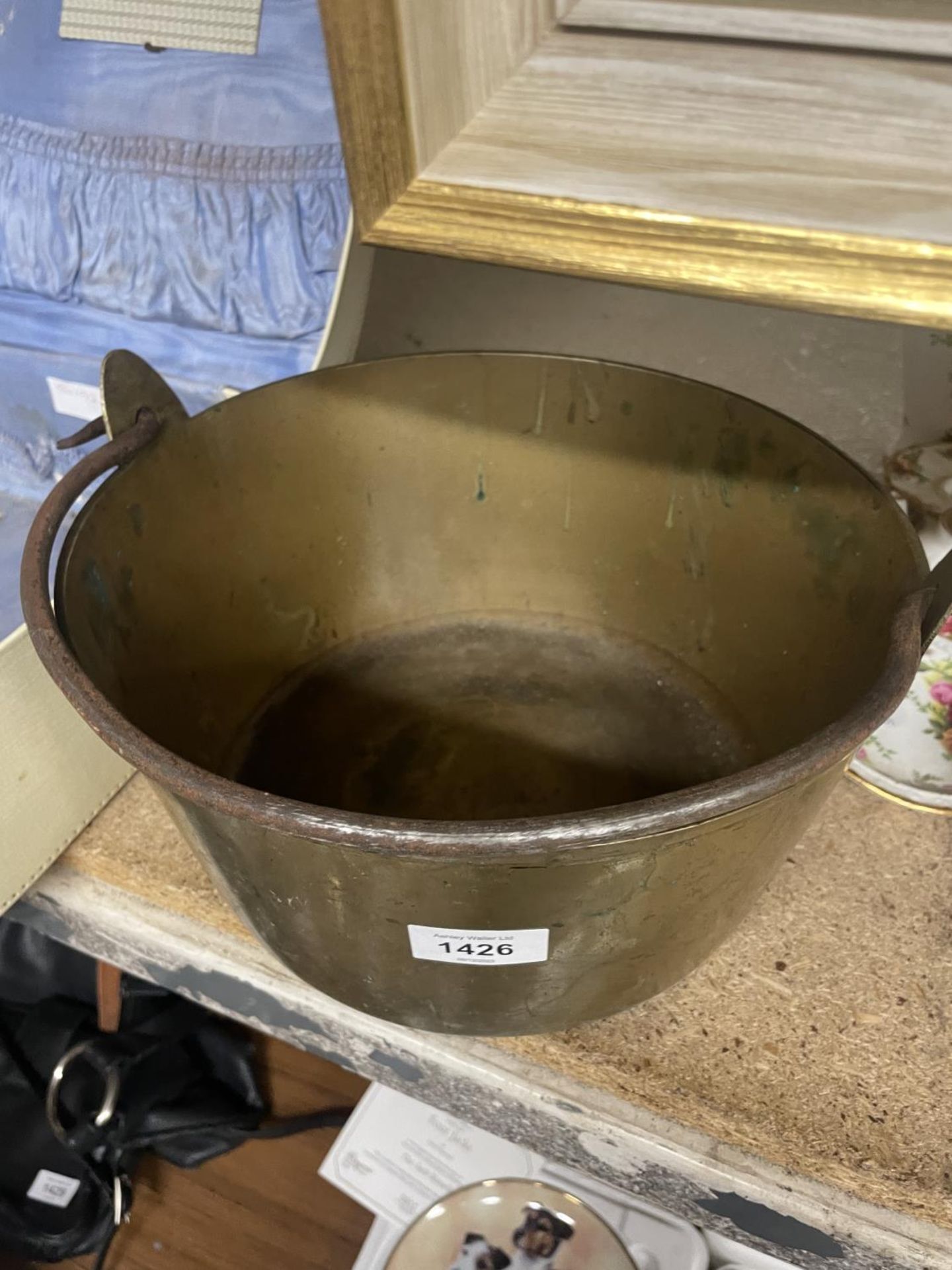 A VINTAGE BRASS JAM PAN, DIAMETER 28CM - Image 2 of 2