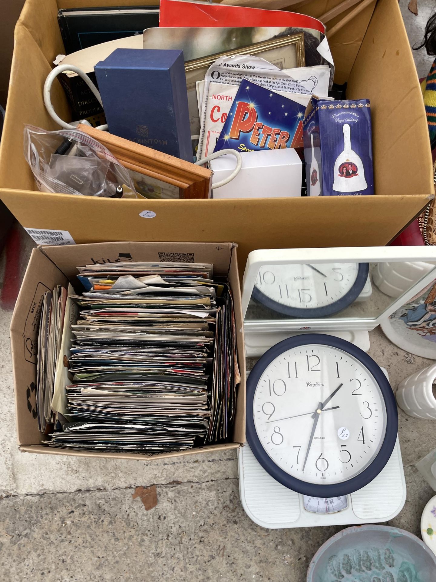 AN ASSORTMENT OF ITEMS TO INCLUDE 7" SINGLES, DOLLS AND CLOCKS ETC - Image 2 of 4