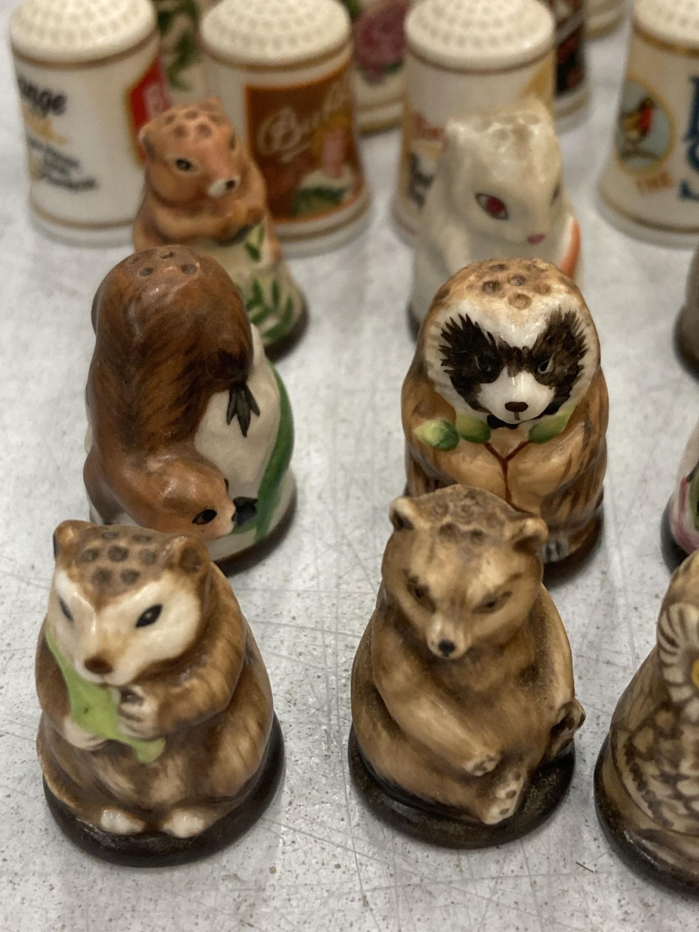 A COLLECTION OF CERAMIC THIMBLES TO INCLUDE FRIENDS OF THE FOREST THIMBLE COLLECTION ETC - Image 4 of 6