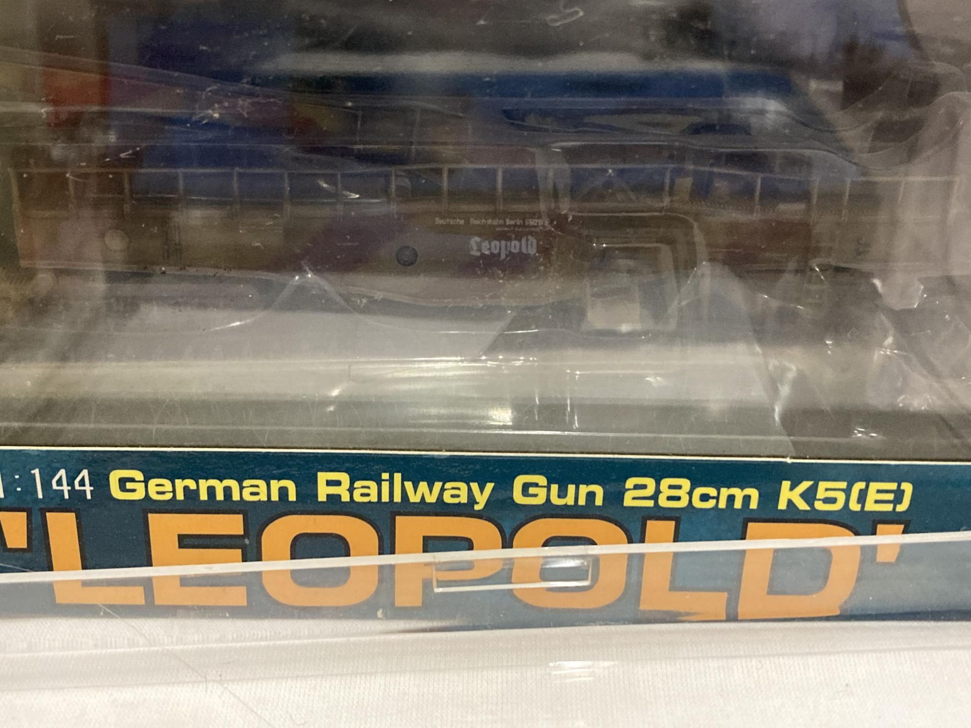 TWO BOXED MODELS OF LEOPOLD GERMAN RAILWAY GUNS AND A QUANTITY OF N-GAUGE RAILWAY CARRIAGES, - Image 8 of 8