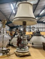 AN ITALIAN FIGURAL POTTERY TABLE LAMP AND SHADE ON GILT METAL BASE