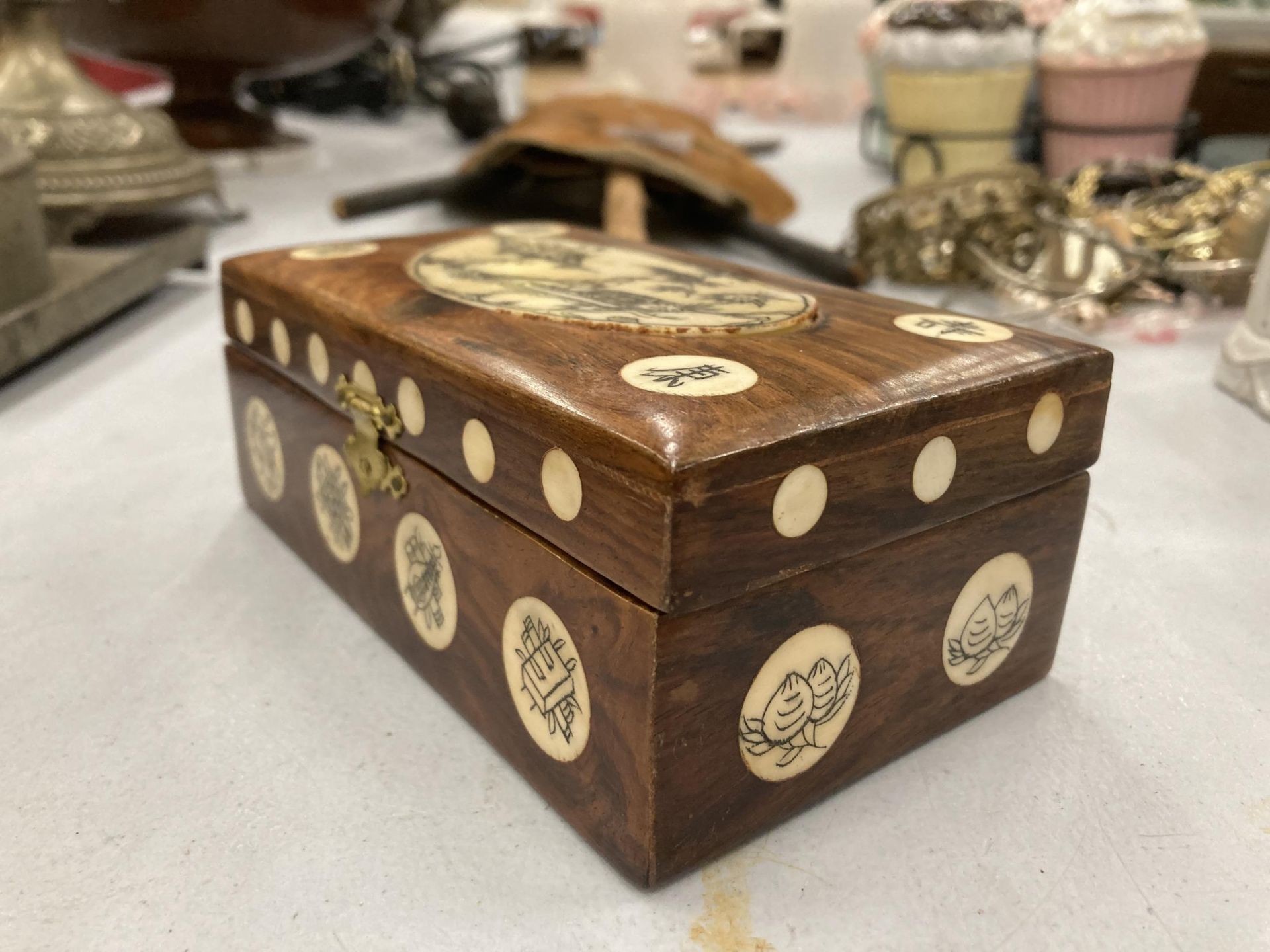 AN ORIENTAL INLAID BOX - Image 4 of 4