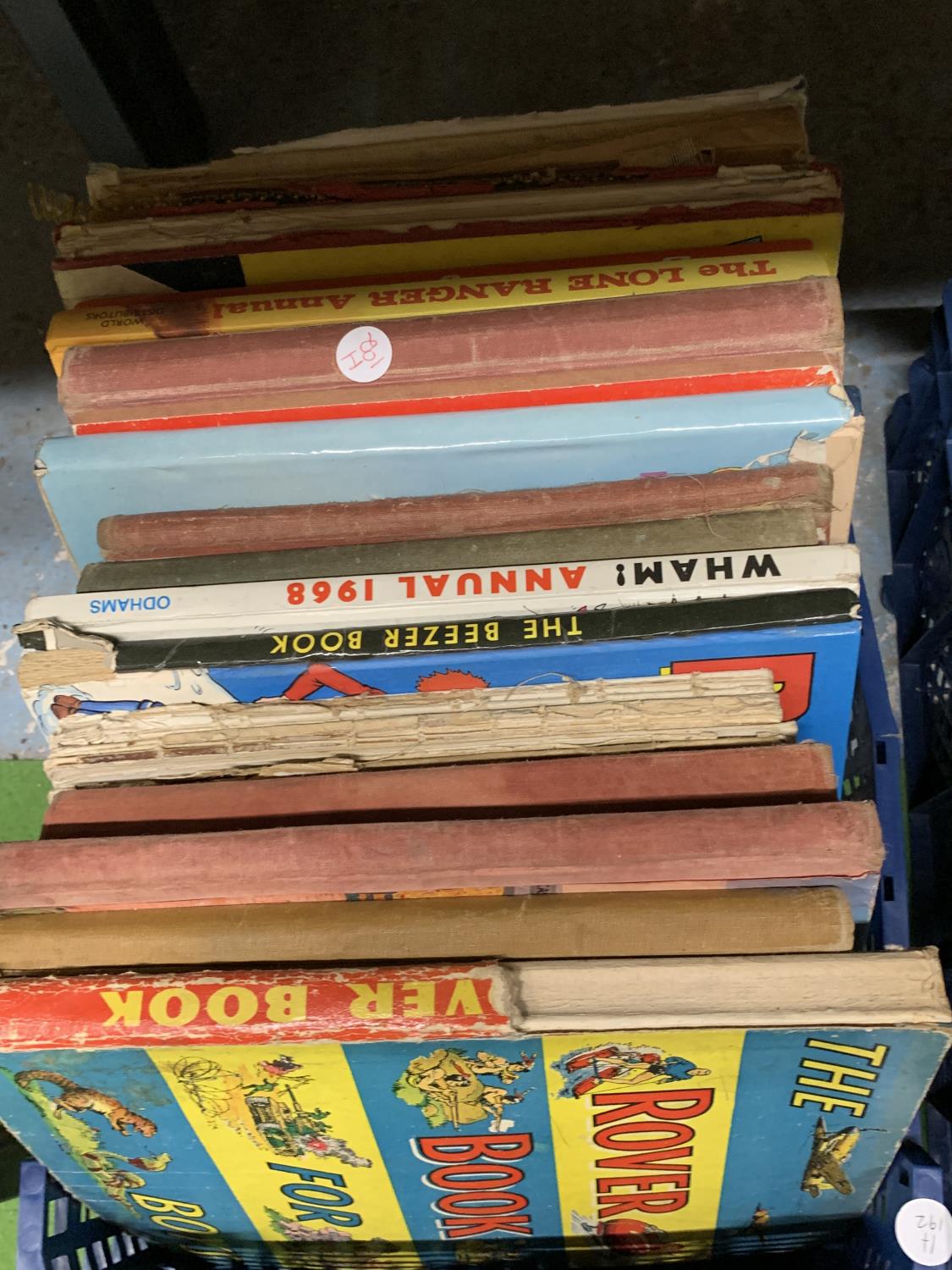 A QUANTITY OF CHILDREN'S VINTAGE BOOKS TO INCLUDE ANNUALS AND NOVELS - Image 2 of 3