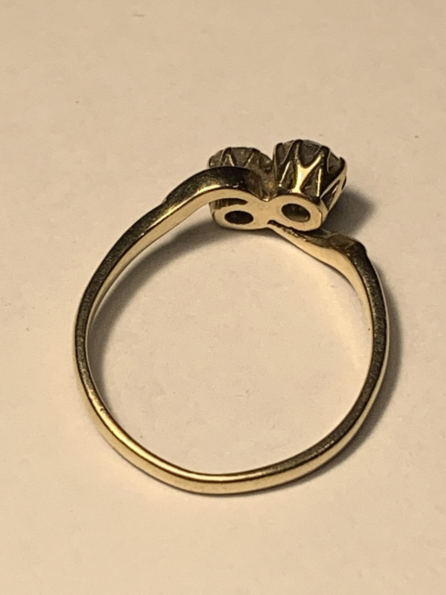 A 9 CARAT GOLD RING WITH TWO CUBIC ZIRCONIAS ON A TWIST DESIGN SIZE J - Image 3 of 3