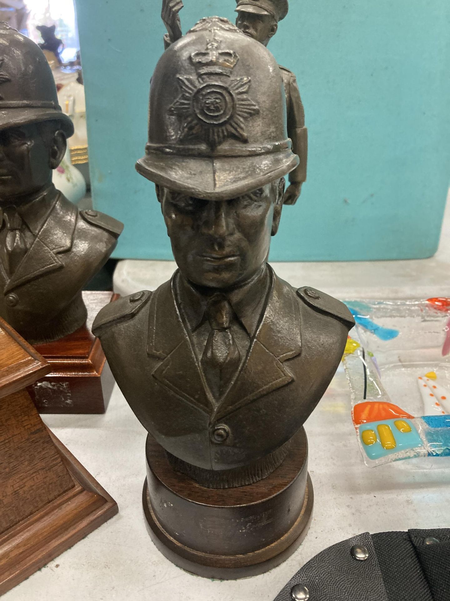 A GROUP OF POLICEMAN STATUE BUSTS - Image 2 of 4