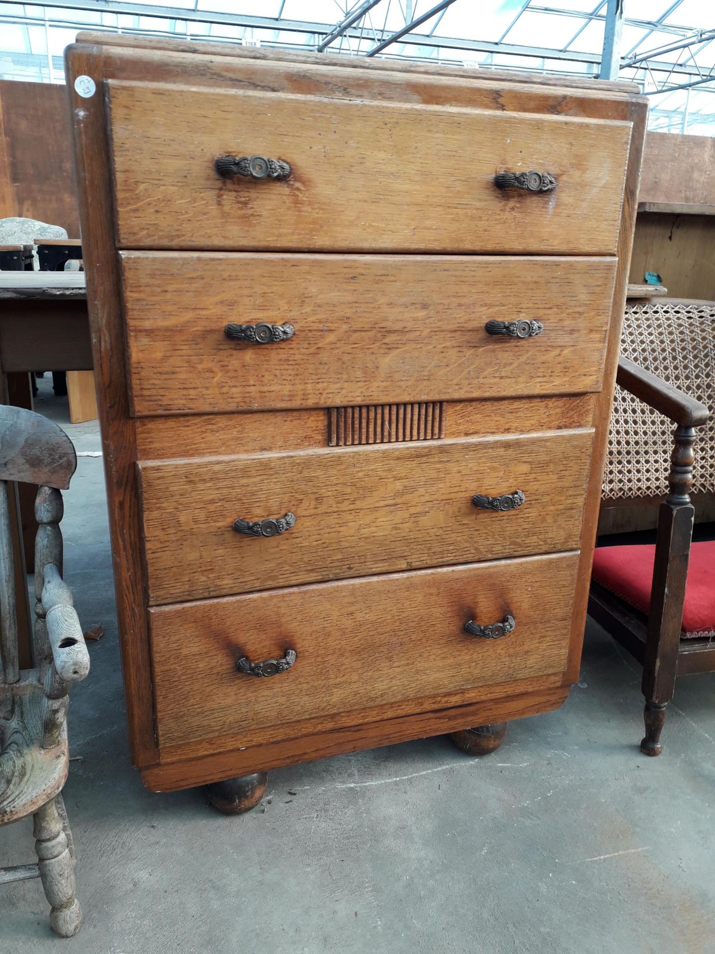 A MID 20TH CENTURY OAK CHEST OF FOUR DRAWERS, 27" WIDE - Image 2 of 2