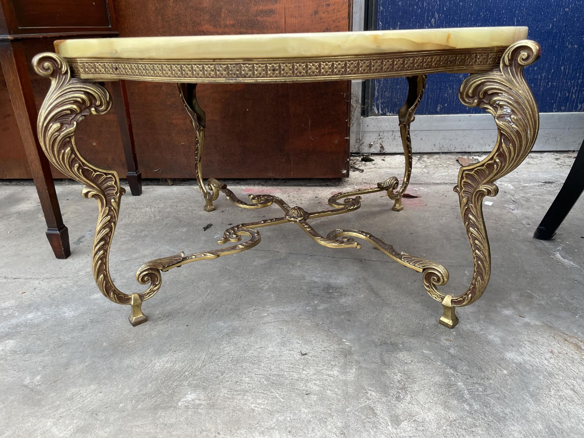 AN ONYX COFFEE TABLE, 34" DIAMETER, ON GILT METALWARE LEGS AND STRETCHERS - Image 2 of 3