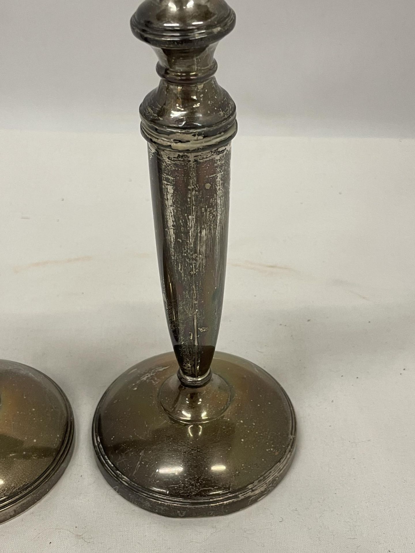 A PAIR OF HALLMARKED BIRMINGHAM SILVER CANDLESTICKS (ONE A/F) WITH WEIGHTED BASES - Image 3 of 5