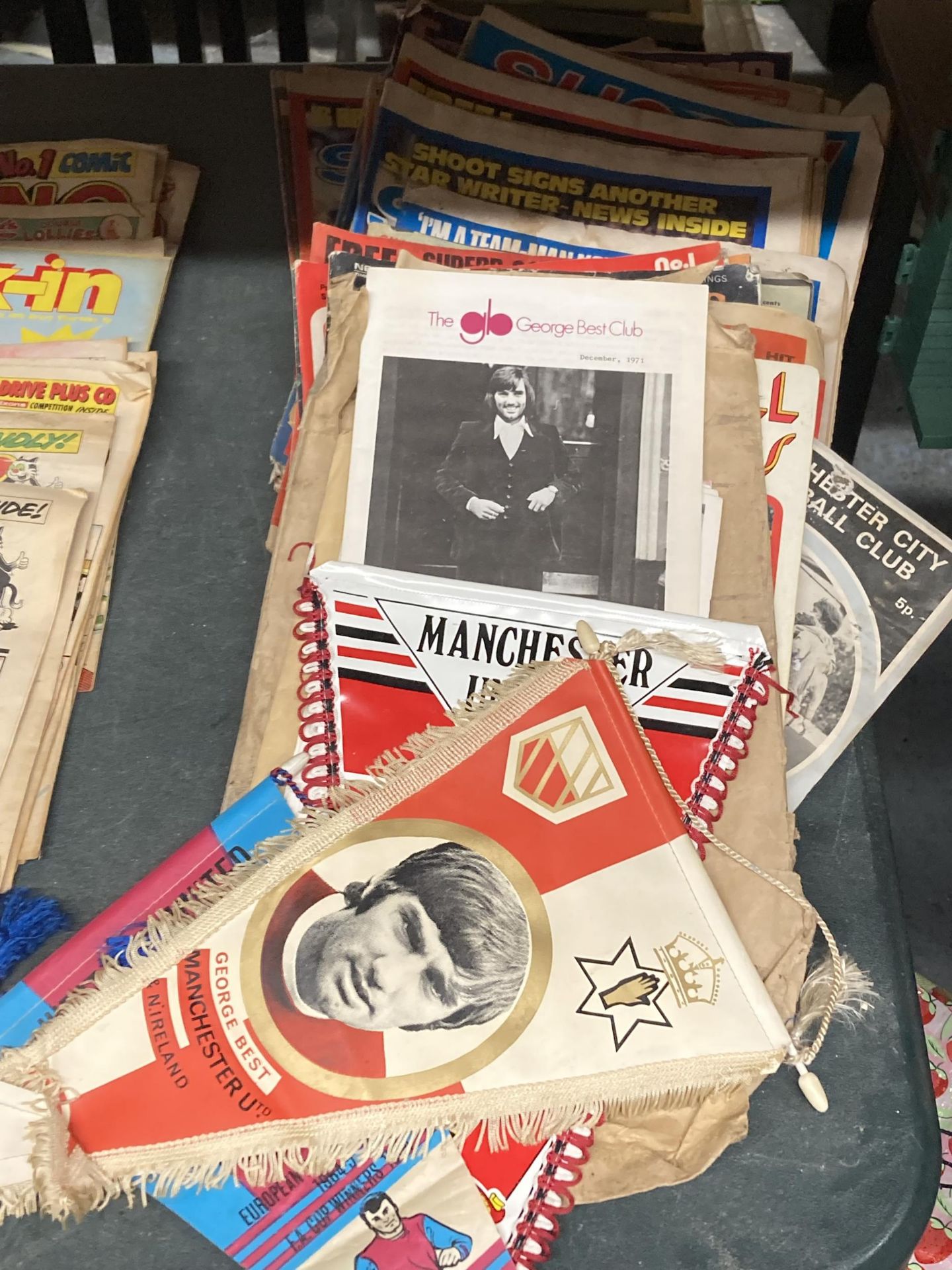 A COLLECTION OF 1970'S 'SHOOT' AND OTHER FOOTBALLING MAGAZINES PLUS THREE FOOTBALL PENNANTS AND