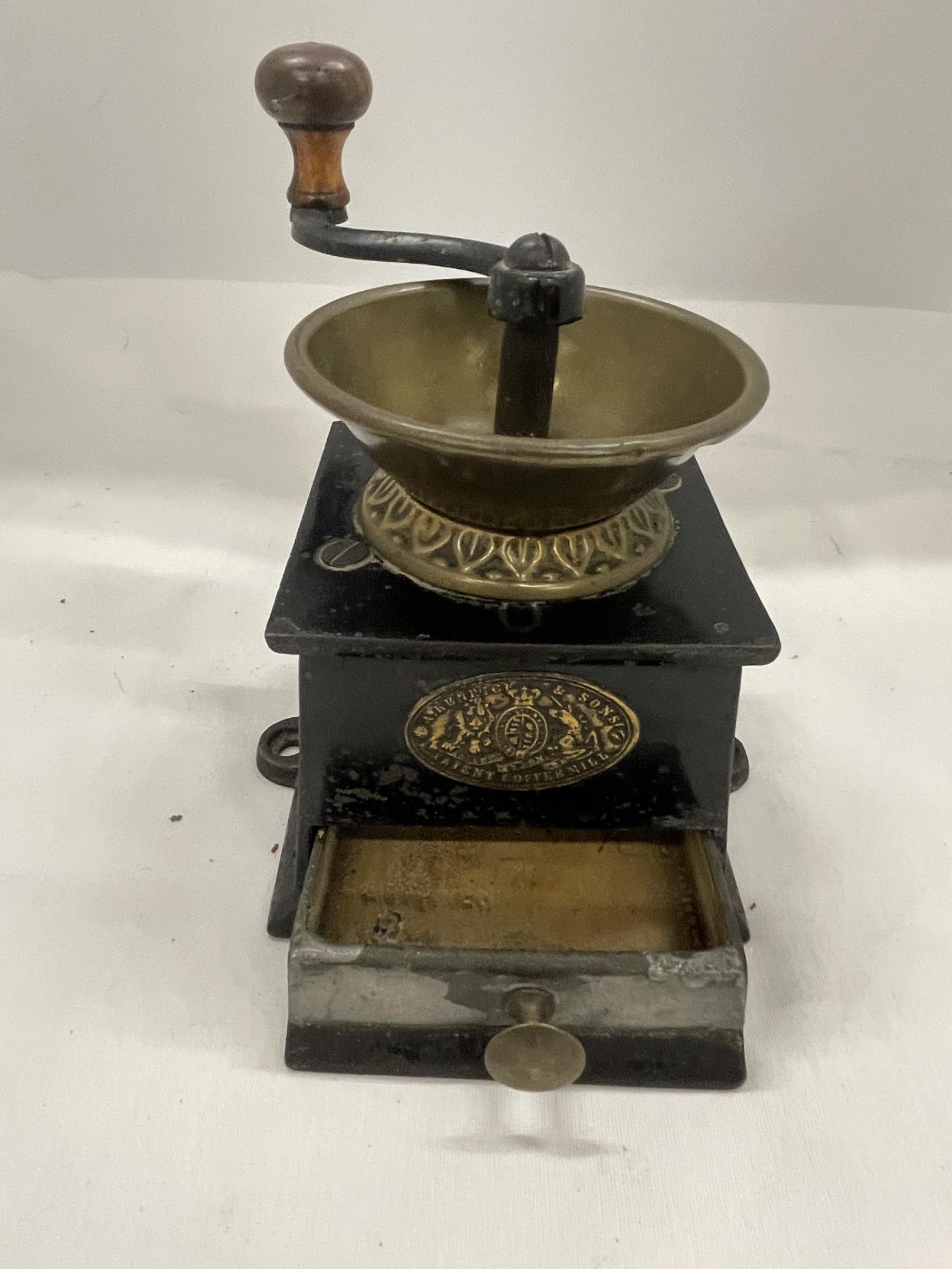 AN A.KENDRICK & SONS PATENT COFFEE MILL WITH A BRASS BOWL STYLE TOP AND A TURNING HANDLE. THERE IS A - Image 2 of 5