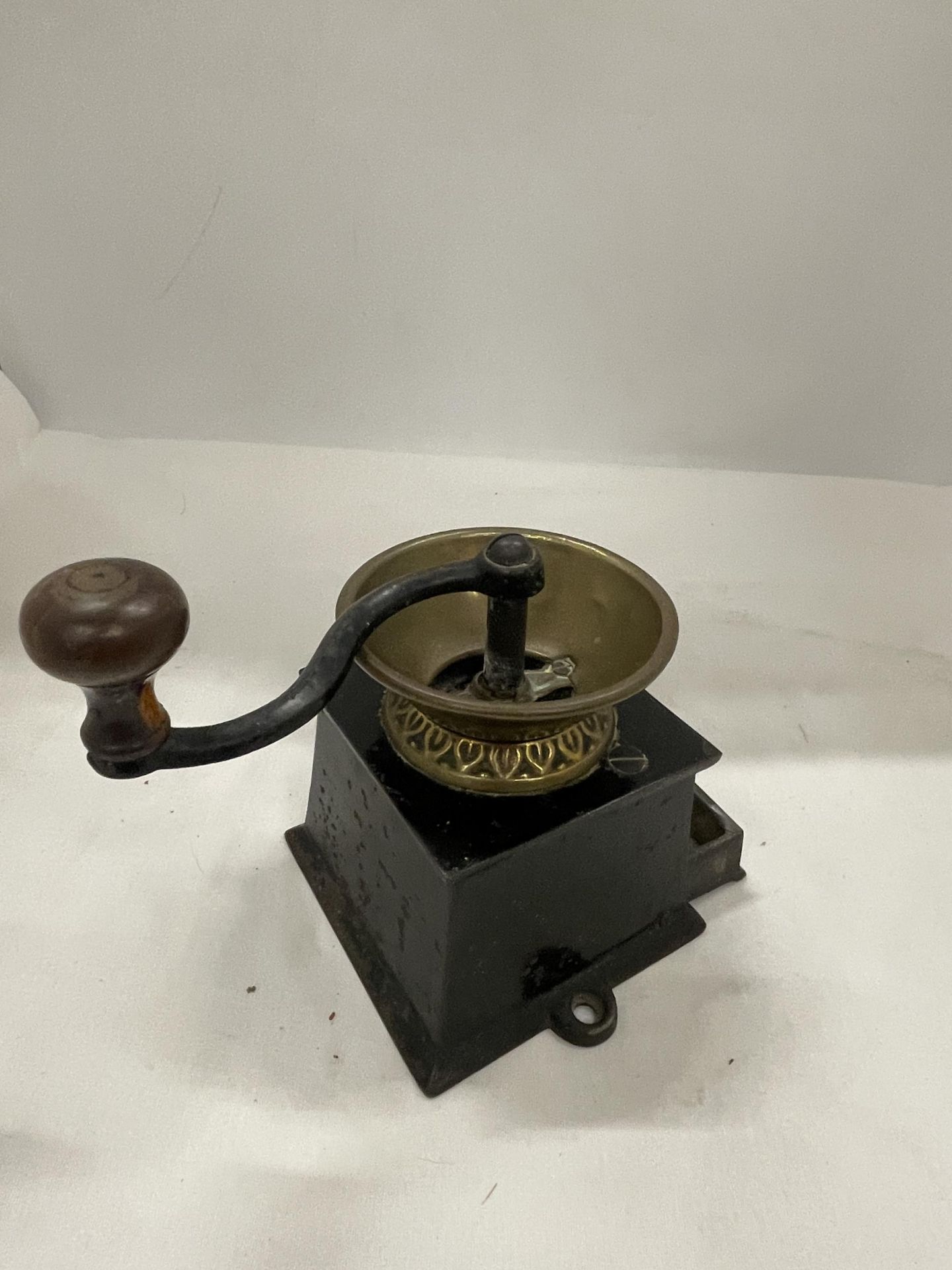 AN A.KENDRICK & SONS PATENT COFFEE MILL WITH A BRASS BOWL STYLE TOP AND A TURNING HANDLE. THERE IS A - Image 3 of 5