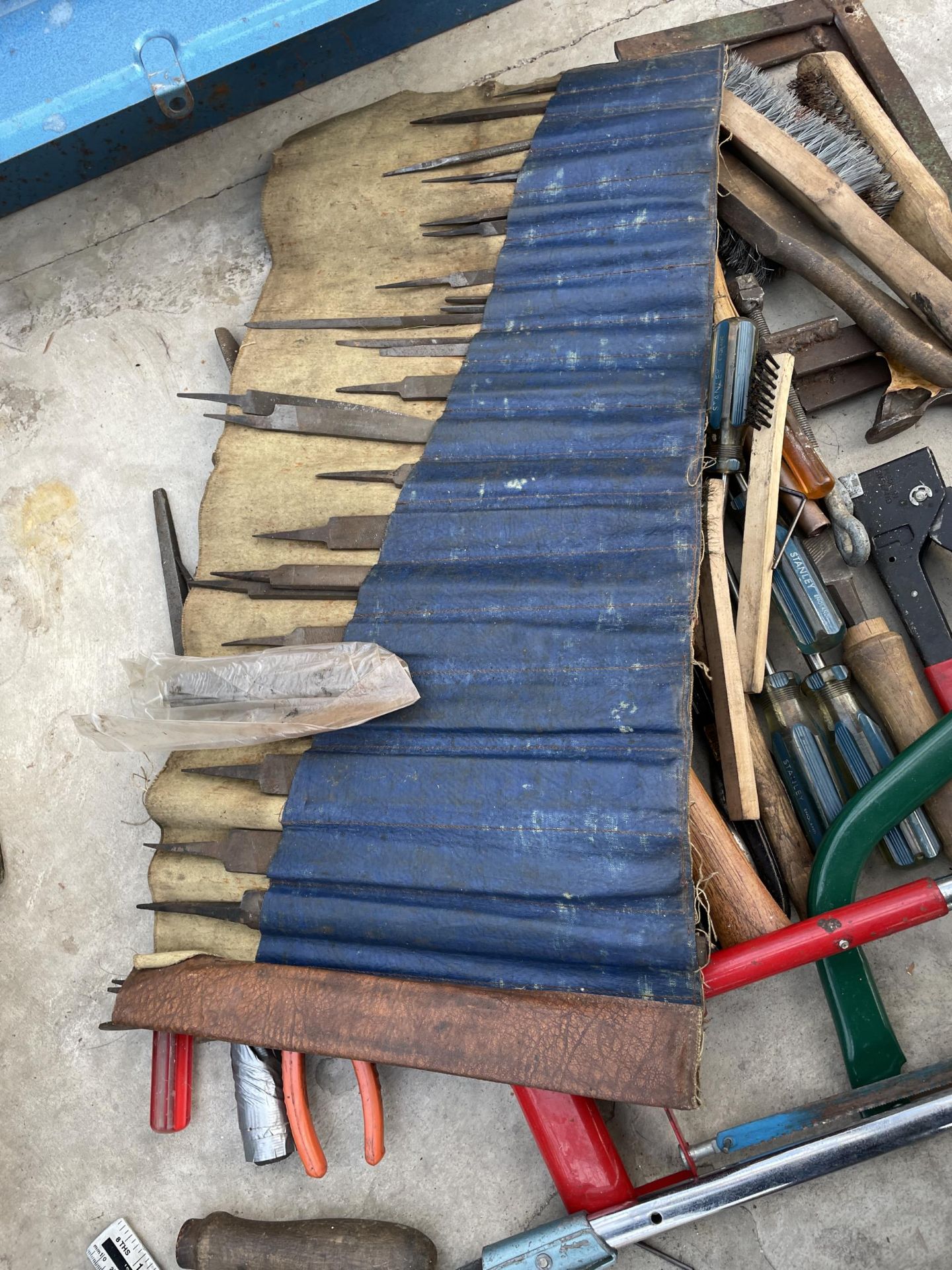 A LARGE QUANTITY OF ASSORTED HAND TOOLS TO INCLUDE FILES, SCREW DRIVERS AND HAMMERS ETC - Bild 5 aus 5