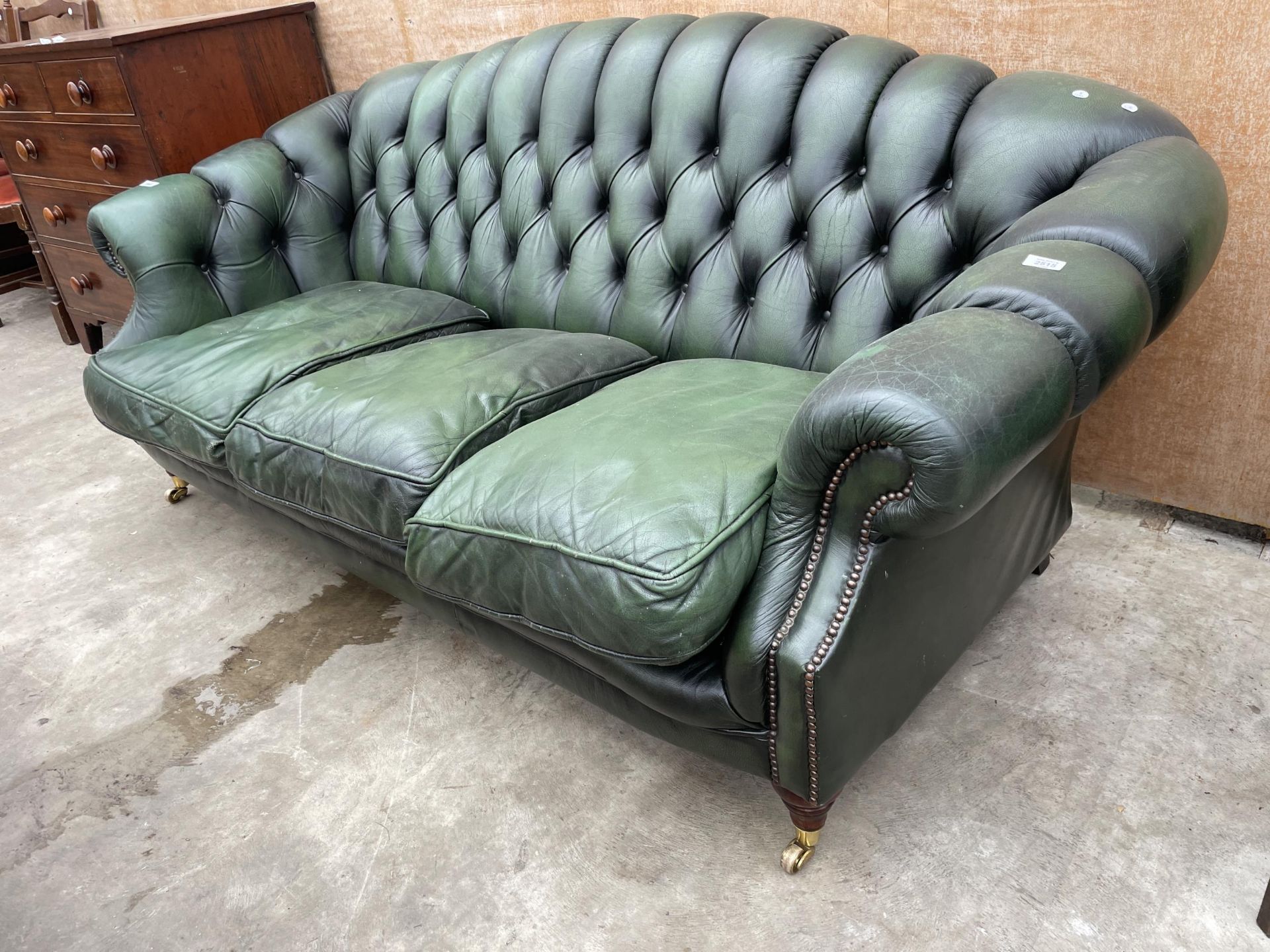 A GREEN LEATHER 'WINCHESTER FURNITURE' CHESTERFIELD THREE SEATER SETTEE - Image 3 of 4