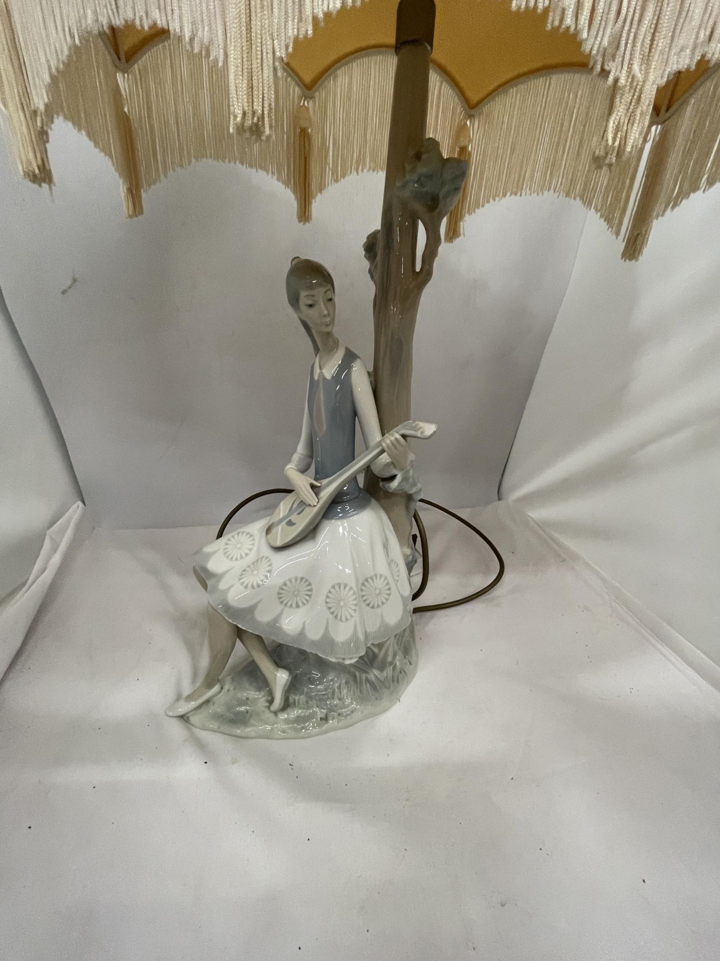 A LLADRO LAMP - THE FIGURE OF A GIRL PLAYING A MANDOLIN WITH A CREAM SHADE - Image 2 of 5