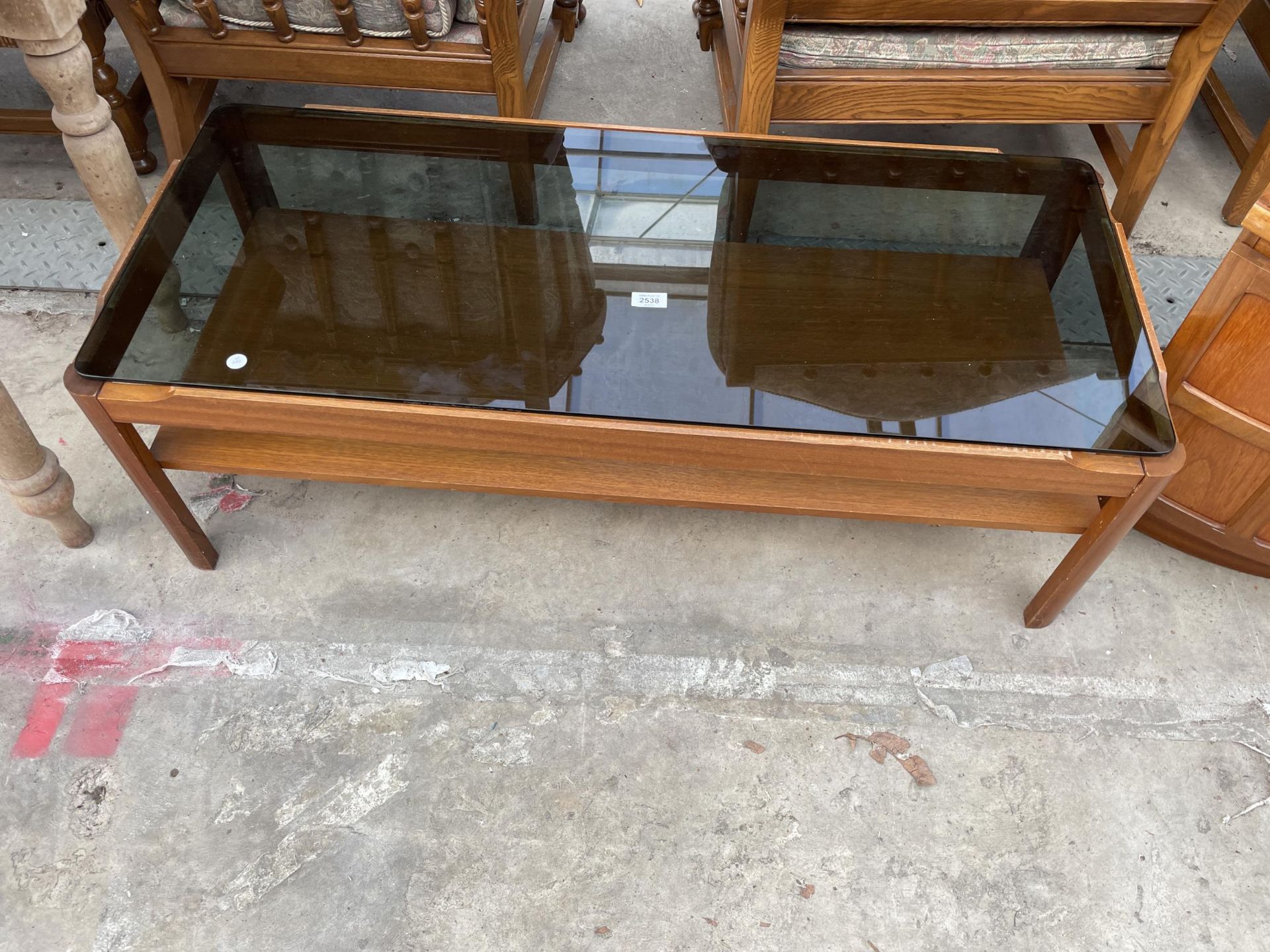 A RETRO TEAK TWO TIER COFFEE TABLE WITH SMOKED GLASS TOP, 44 X 19"