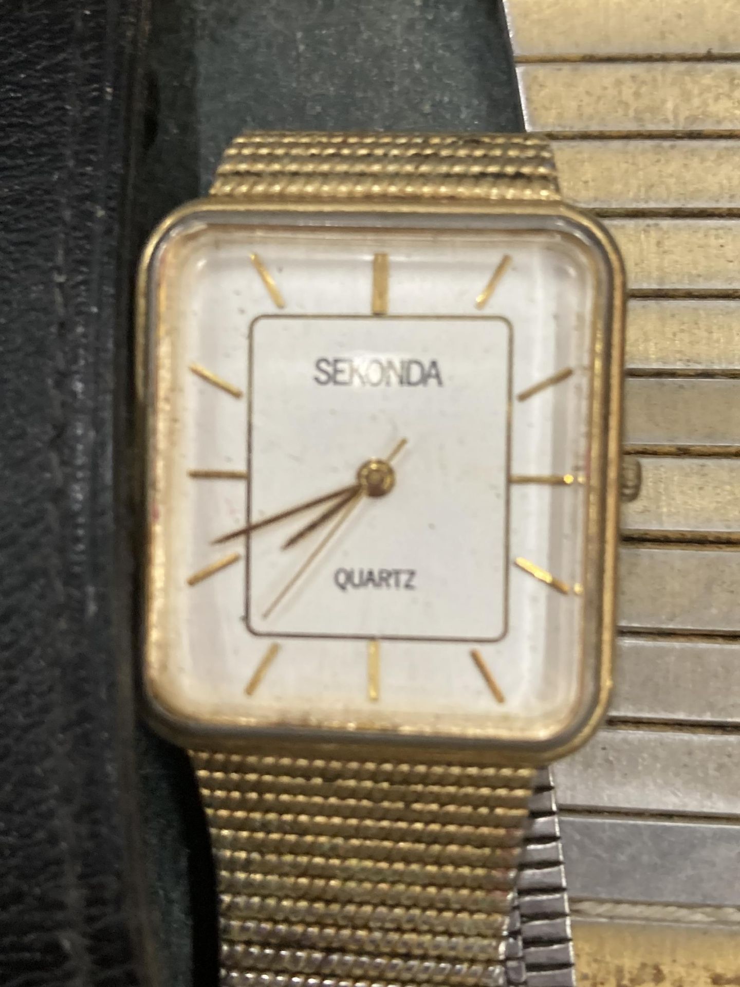A MIXED LOT OF VINTAGE WATCHES TO INCLUDE CITIZEN, SEKONDA ETC - Image 4 of 5