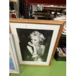 A FRAMED POSTER PRINT OF MARILYN MONROE