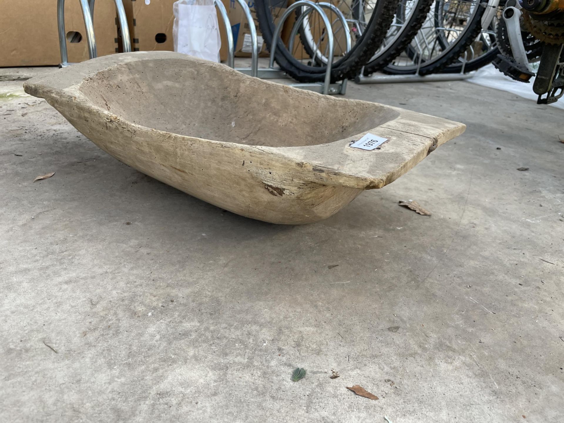 A VINTAGE WOODEN DOUGH BOWL - Bild 2 aus 3