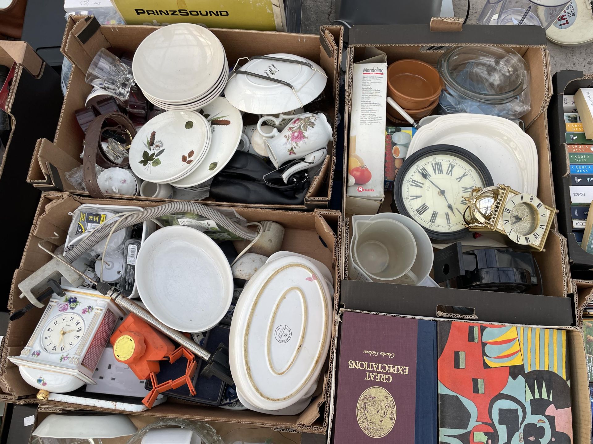 AN ASSORTMENT OF HOUSEHOLD CLEARANCE ITEMS TO INCLUDE CERAMICS AND GLASS WARE ETC - Image 2 of 5