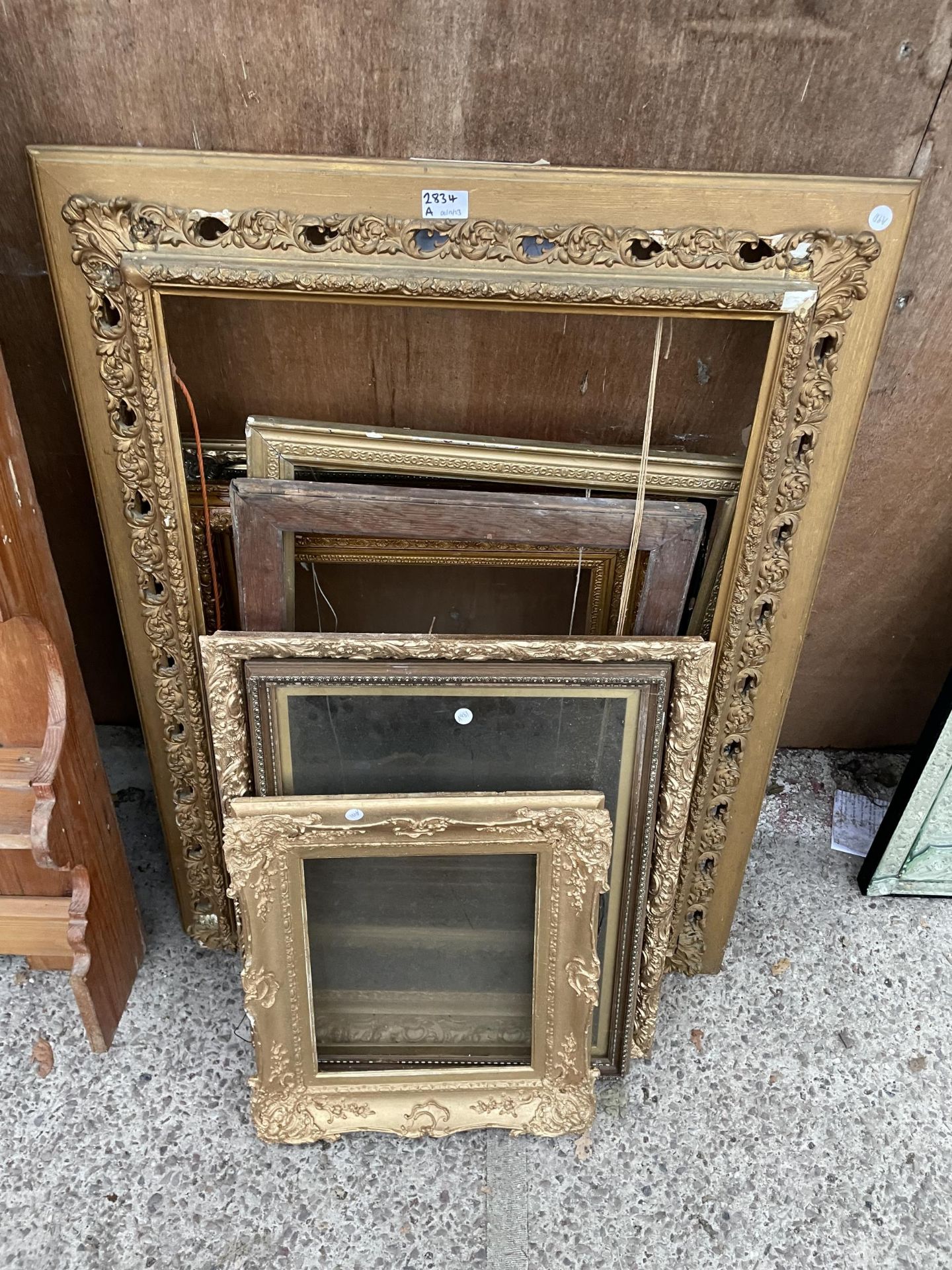 A QUANTITY OF VARIOUS GILT AND OTHER PICTURE FRAMES