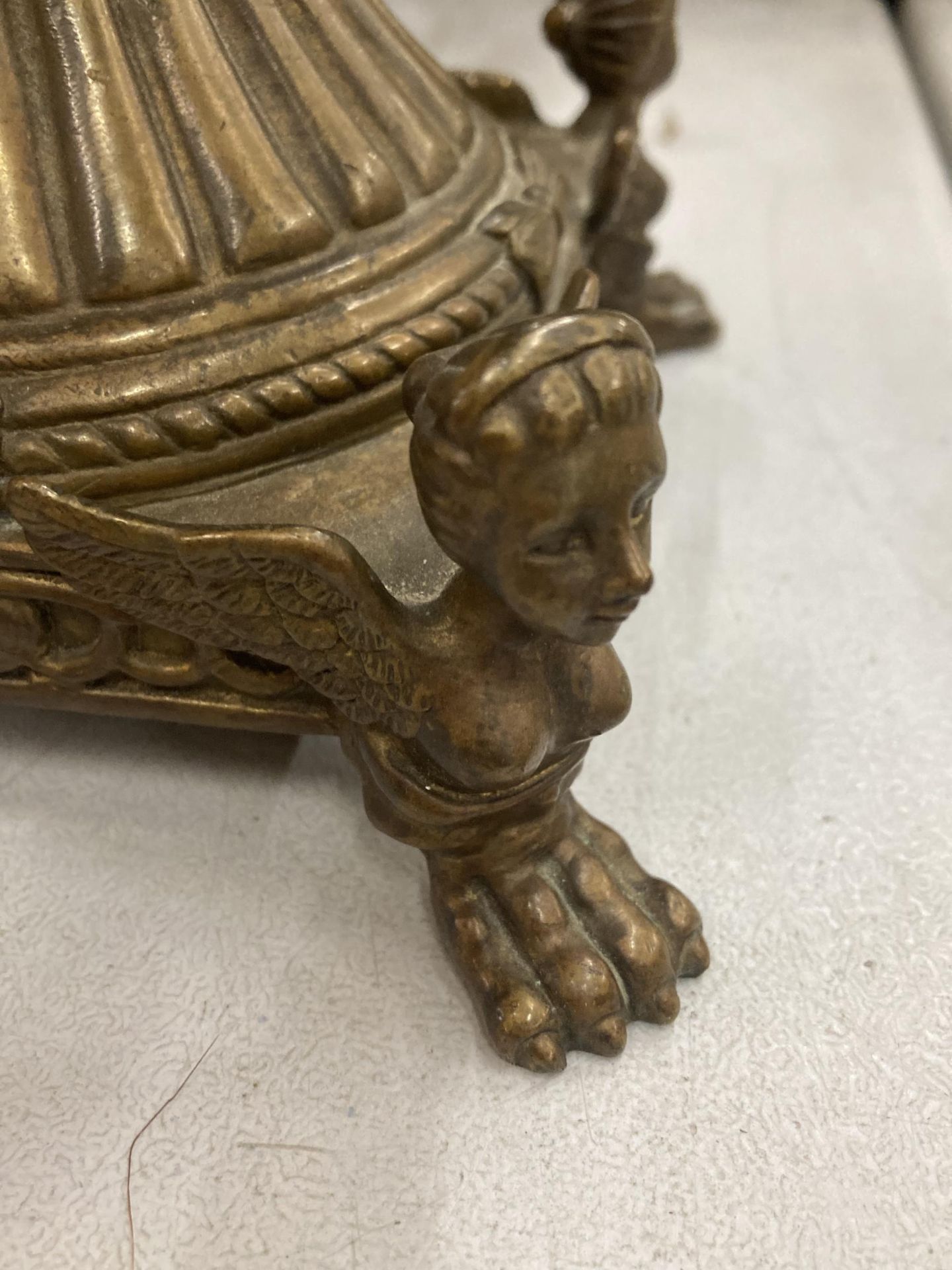 A VINTAGE CERAMIC AND BRASS MOUNTED PEDESTAL URN VASE WITH PAW FEET BASE AND GIRL MASK HANDLE DESIGN - Image 5 of 6