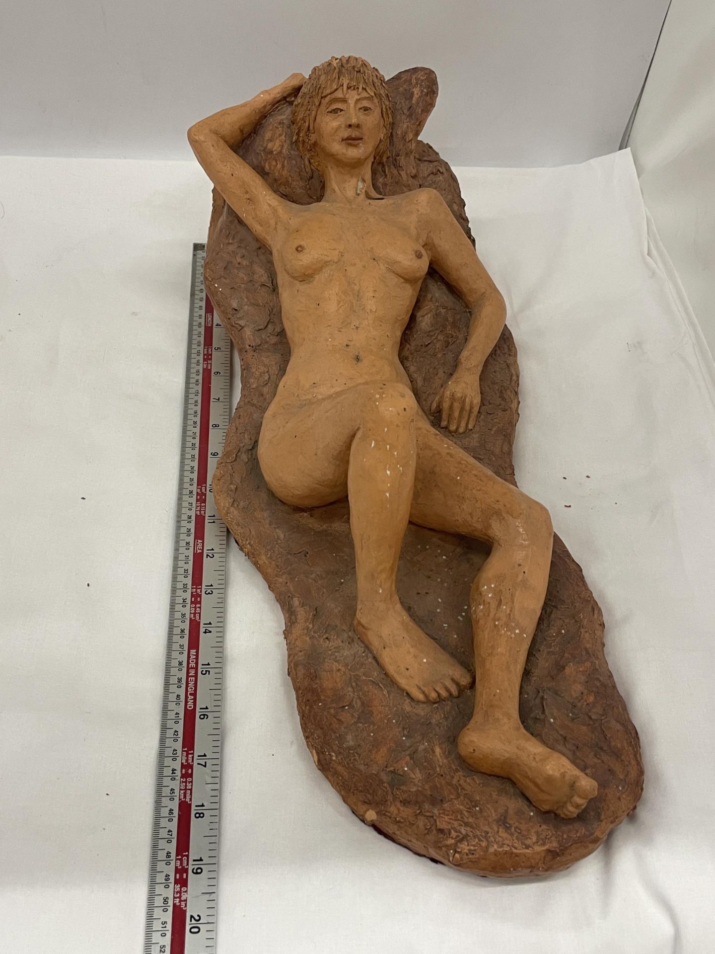 A STUDIO POTTERY SCULPTURE OF A NAKED LADY - Image 4 of 4