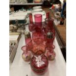 A MIXED GROUP OF VINTAGE CRANBERRY GLASSWARE TO INCLUDE JUGS, VASES ETC